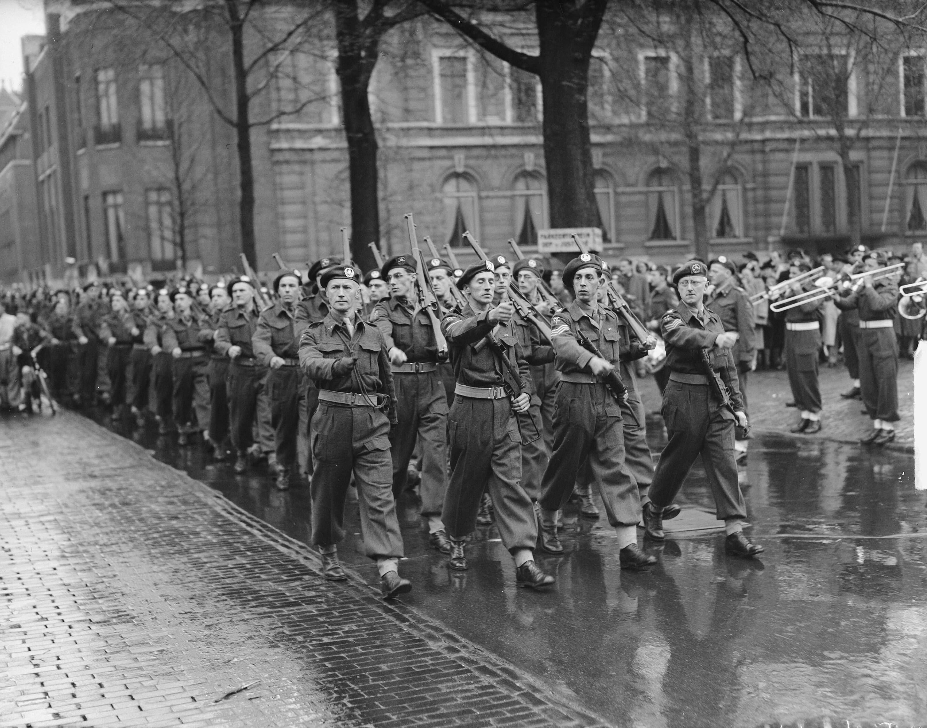 Fotocollectie Anefo — Nationale Reserve defilé in Den Haag — Foto: Oorschot, […] van / Anefo. Licentie: Set B: Rechtenvrij / Publiek Domein. Bron: Nationaal Archief. http://hdl.handle.net/10648/a8d7b832-d0b4-102d-bcf8-003048976d84