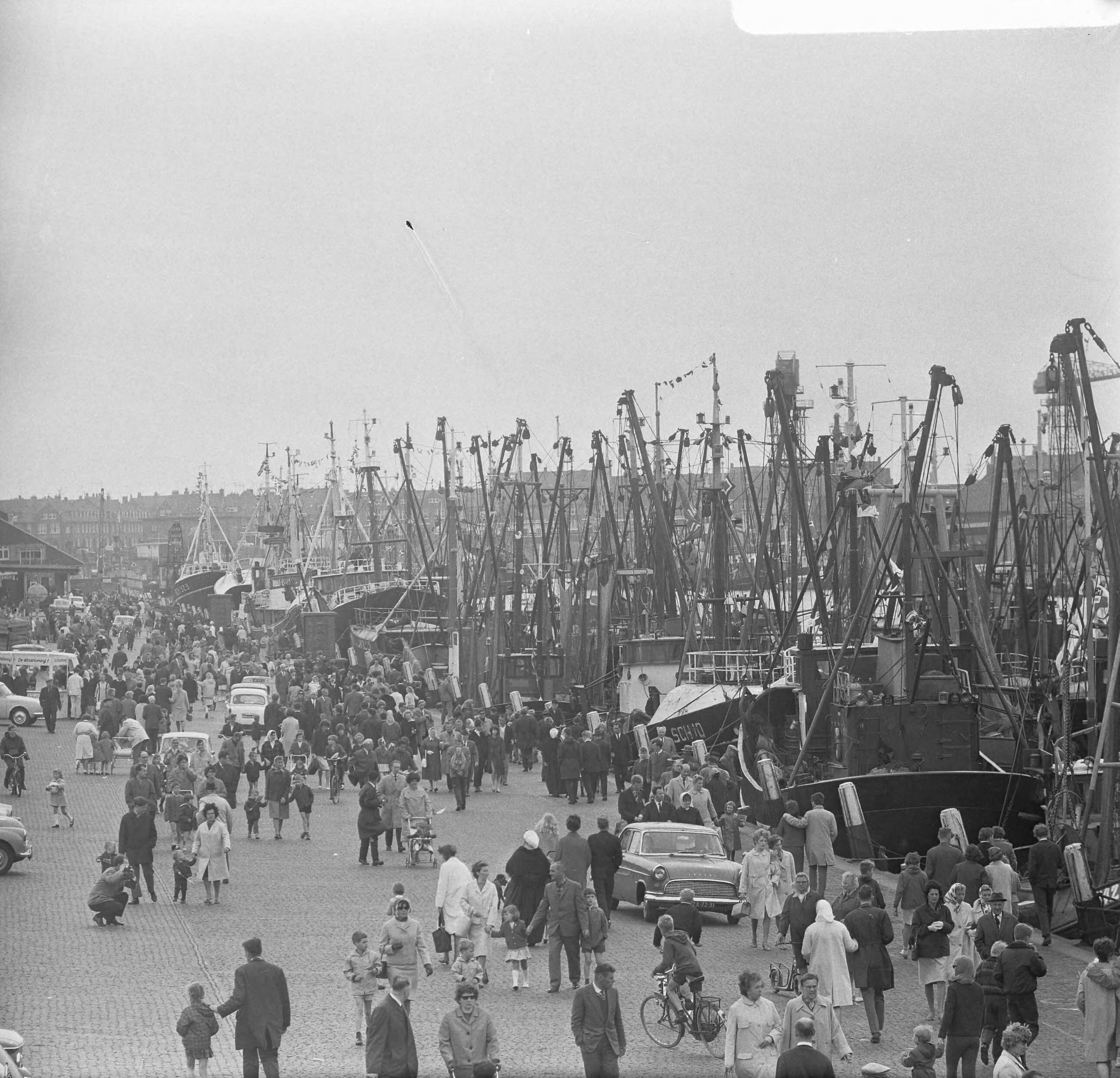 Fotocollectie Anefo — Vlaggetjesdag in Scheveningen — Foto: Voets, Jan / Anefo. Licentie: Set B: Rechtenvrij / Publiek Domein. Bron: Nationaal Archief. http://hdl.handle.net/10648/aaeb97f6-d0b4-102d-bcf8-003048976d84