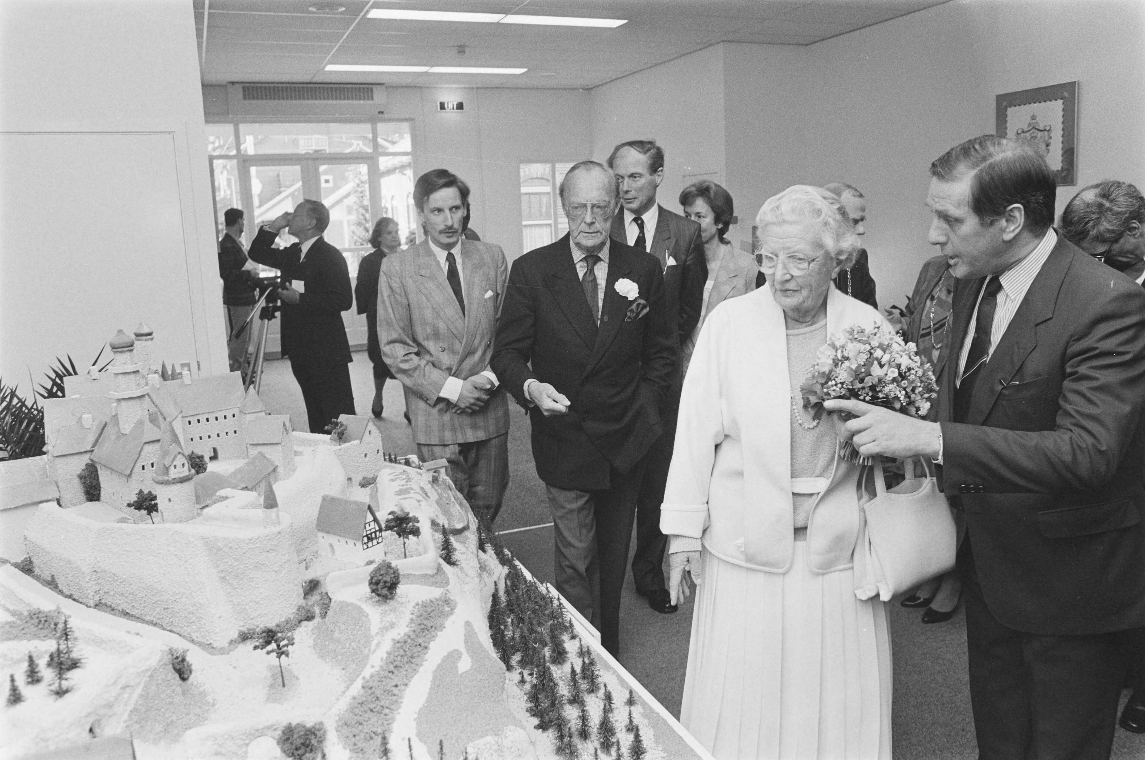 Fotocollectie Anefo — Prins Bernhard en Prinses Juliana openen "Oranje Museum" in Baarn — Foto: Bogaerts, Rob / Anefo. Licentie: Set B: Rechtenvrij / Publiek Domein. Bron: Nationaal Archief. http://hdl.handle.net/10648/ad605cd8-d0b4-102d-bcf8-003048976d84