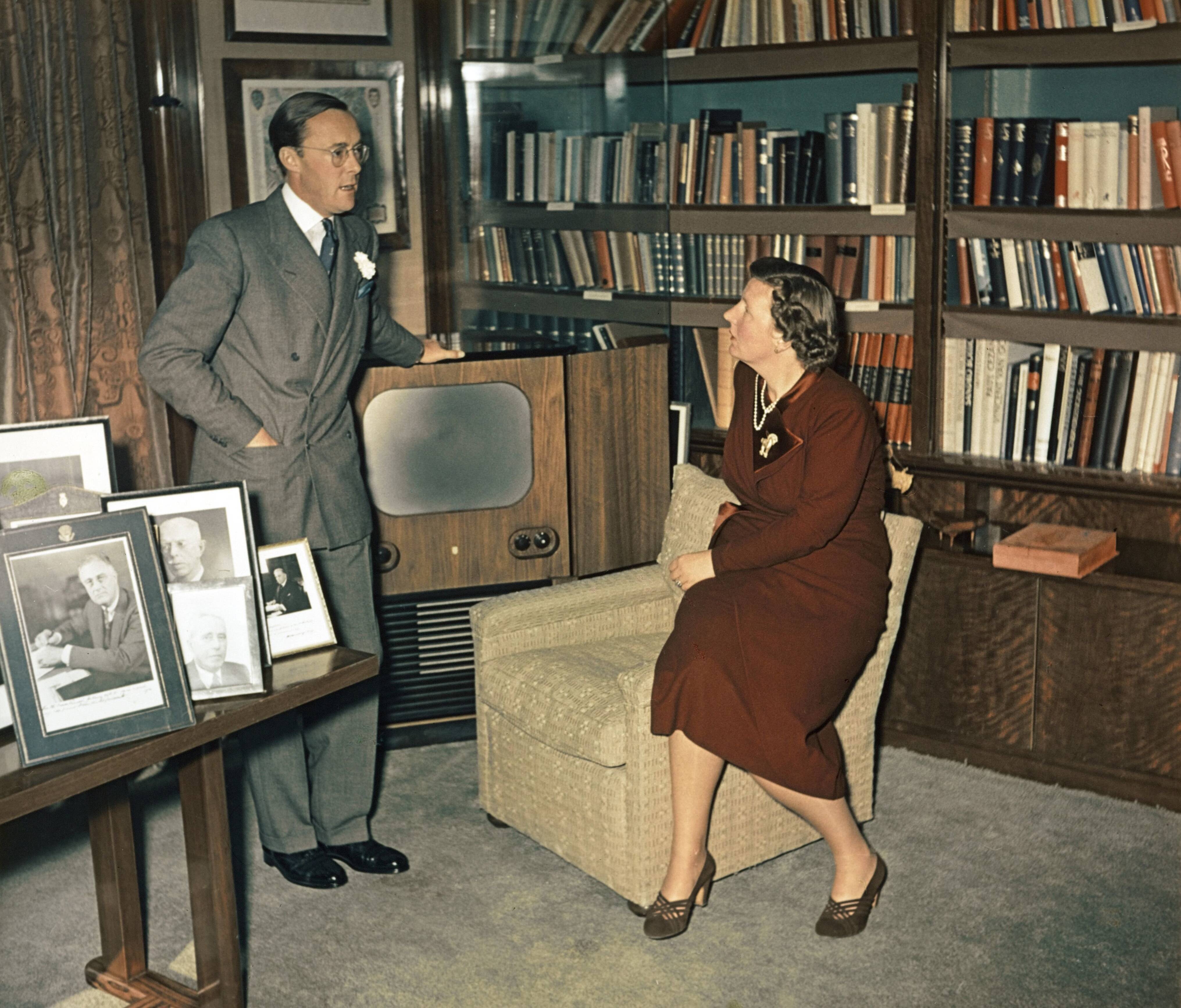 Fotocollectie RVD / Koninklijk Huis — Koningin Juliana en prins Bernhard in de bibliotheek van Paleis Soestdijk — Foto: Woldringh, Meinard / RVD. Licentie: Set B: Rechtenvrij / Publiek Domein. Bron: Nationaal Archief. http://hdl.handle.net/10648/afac5a5a-d0b4-102d-bcf8-003048976d84