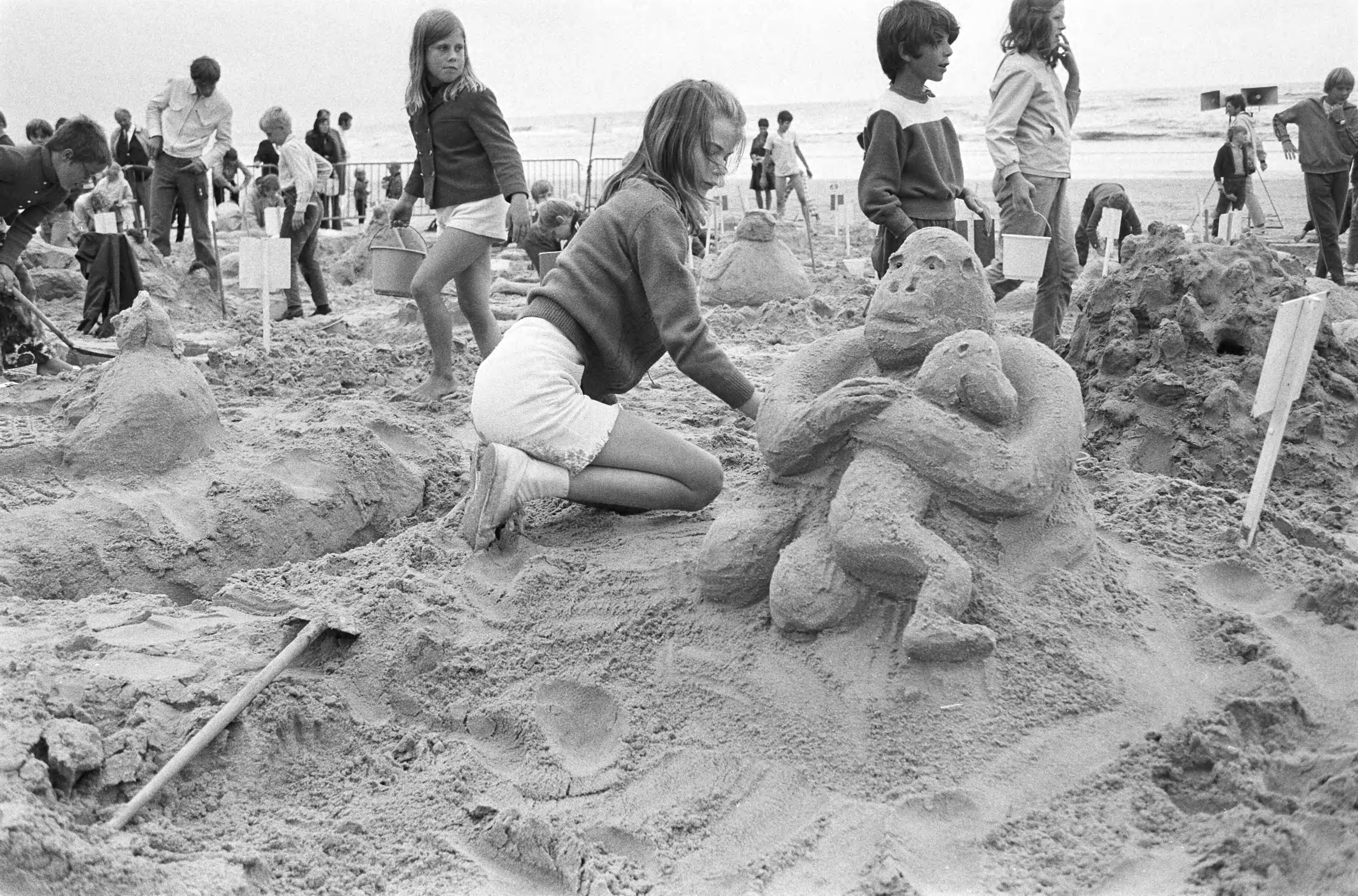 Fotocollectie Anefo — Nationale zandbouwwedstrijd in Scheveningen — Foto: Peters, Hans / Anefo. Licentie: Set B: Rechtenvrij / Publiek Domein. Bron: Nationaal Archief. http://hdl.handle.net/10648/abc6cde4-d0b4-102d-bcf8-003048976d84