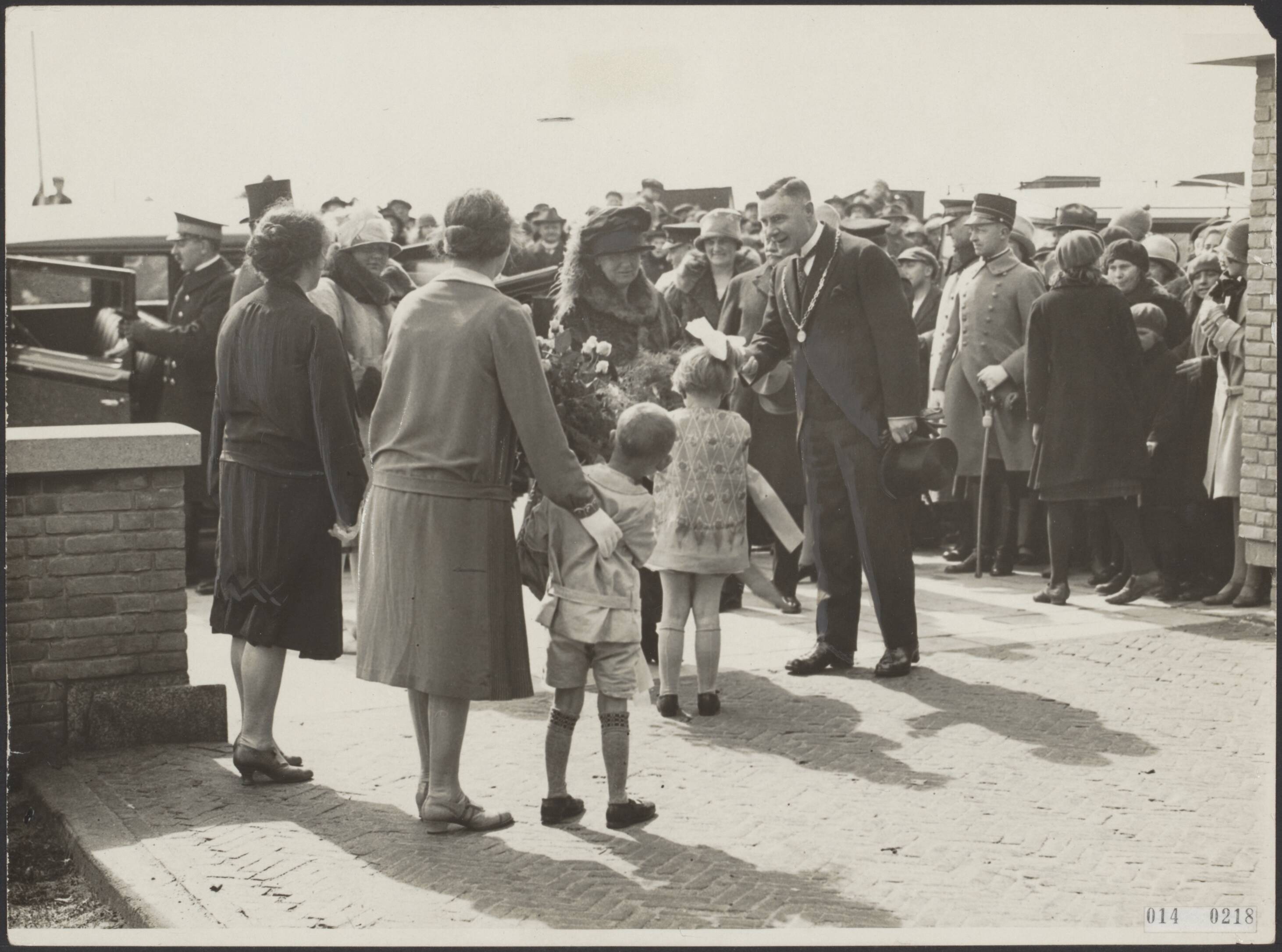 Fotocollectie Elsevier Binnenland — Koninkljke familie bezoekt Aalsmeer — Foto: N.V. Vereenigde Fotobureaux. Licentie: Set B: Rechtenvrij / Publiek Domein. Bron: Nationaal Archief. http://hdl.handle.net/10648/adaff400-d0b4-102d-bcf8-003048976d84