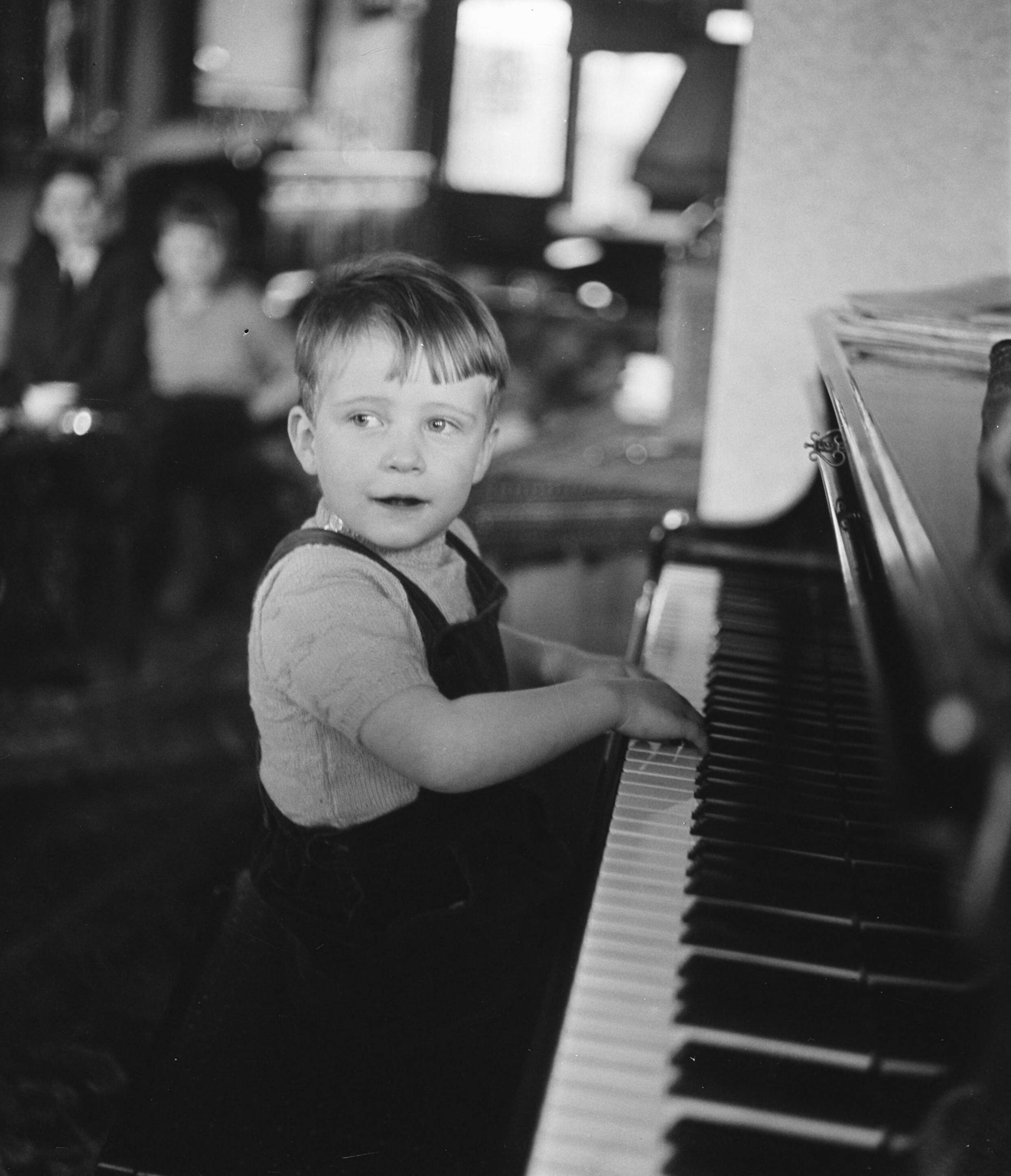 Fotocollectie Anefo — Opdracht Heer Smulders Voorburg. Kinderfoto's. Kleuter aan piano — Foto: Bilsen, Joop van / Anefo. Licentie: Set B: Rechtenvrij / Publiek Domein. Bron: Nationaal Archief. http://hdl.handle.net/10648/a906eb02-d0b4-102d-bcf8-003048976d84