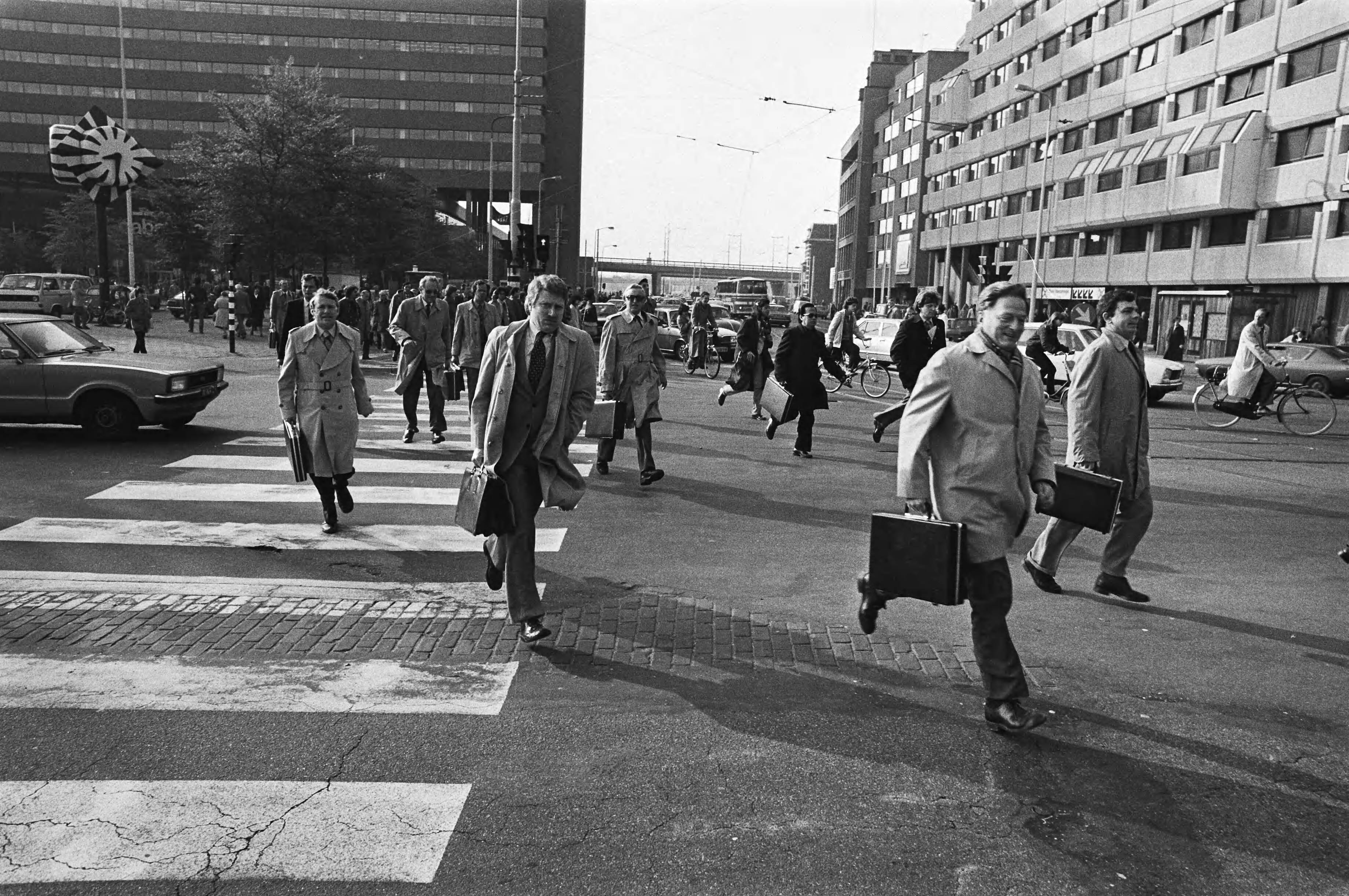 Fotocollectie Anefo — Personeel van openbaar vervoer in Den Haag is 5-daagse staking begonnen, hollende mensen in Den Haag — Foto: Antonisse, Marcel / Anefo. Licentie: Set B: Rechtenvrij / Publiek Domein. Bron: Nationaal Archief. http://hdl.handle.net/10648/acfb31d2-d0b4-102d-bcf8-003048976d84