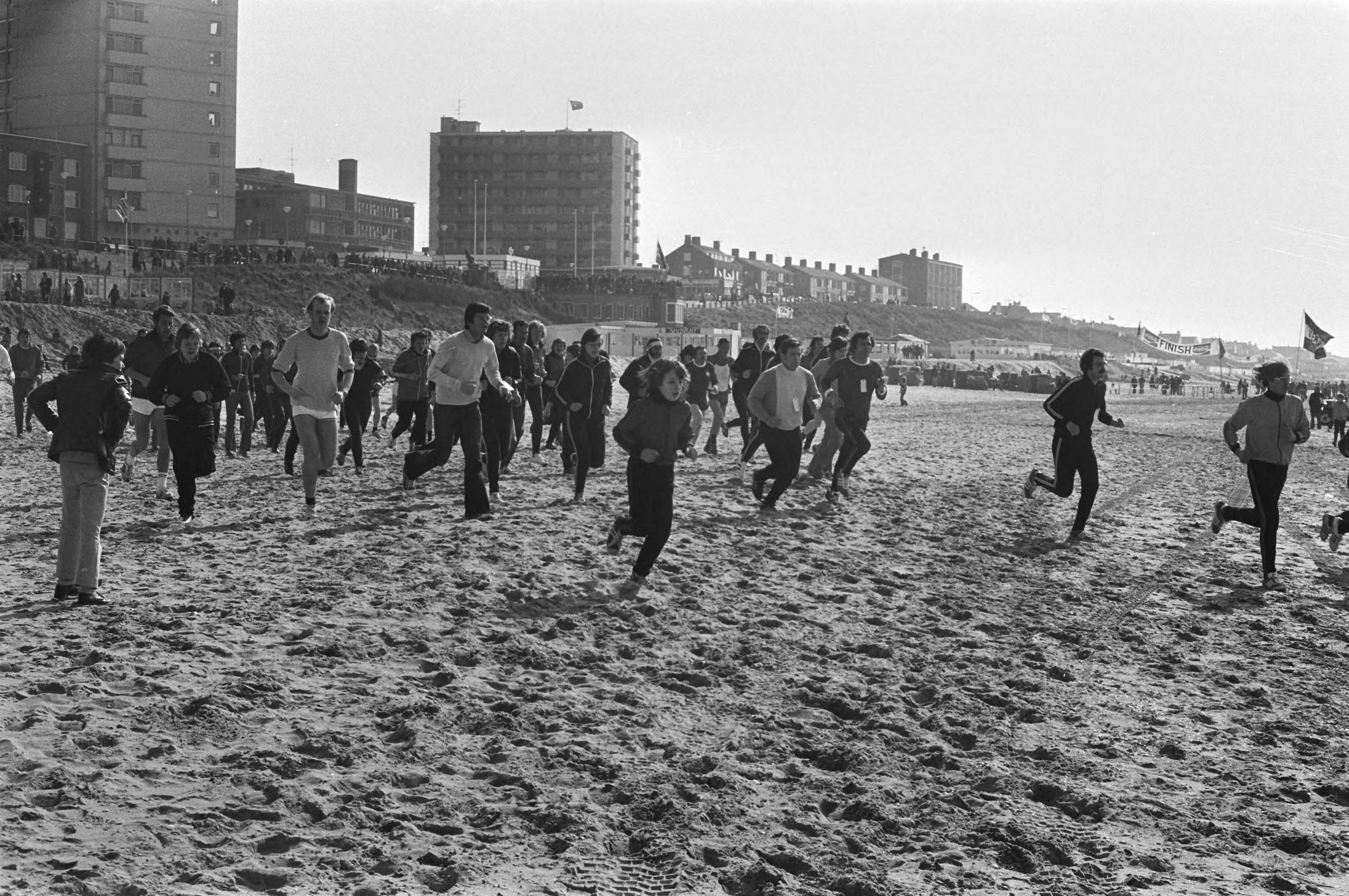 Fotocollectie Anefo — Halve strandmarathon Zandvoort — Foto: Croes, Rob C. / Anefo. Licentie: Set B: Rechtenvrij / Publiek Domein. Bron: Nationaal Archief. http://hdl.handle.net/10648/ac7facf6-d0b4-102d-bcf8-003048976d84