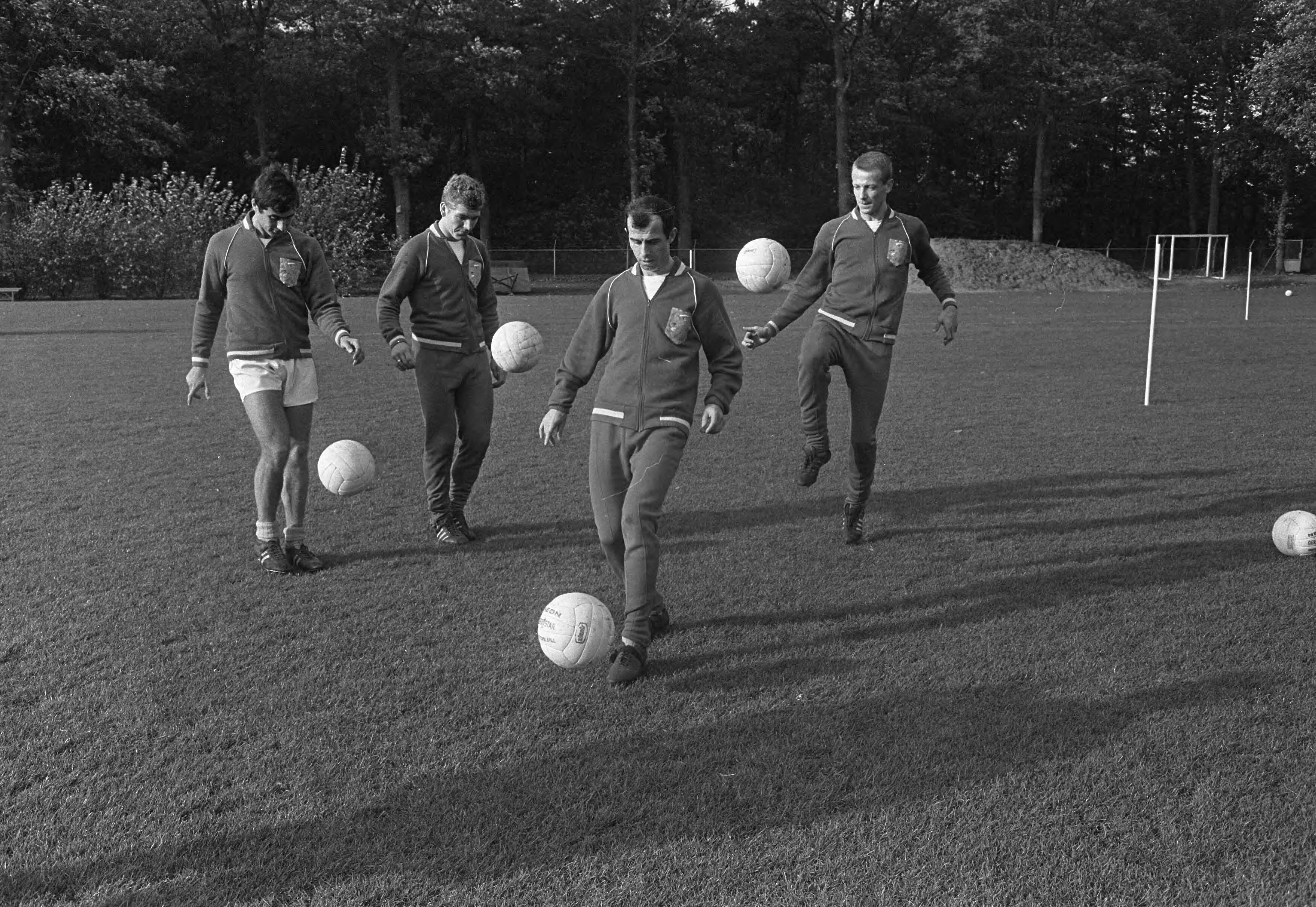 Fotocollectie Anefo — Training Nederlands elftal te Zeist. Bal hooghouden. Vooraan Coen Moulijn. Links Sjaak Swart — Foto: Koch, Eric / Anefo. Licentie: Set B: Rechtenvrij / Publiek Domein. Bron: Nationaal Archief. http://hdl.handle.net/10648/ab2b6412-d0b4-102d-bcf8-003048976d84