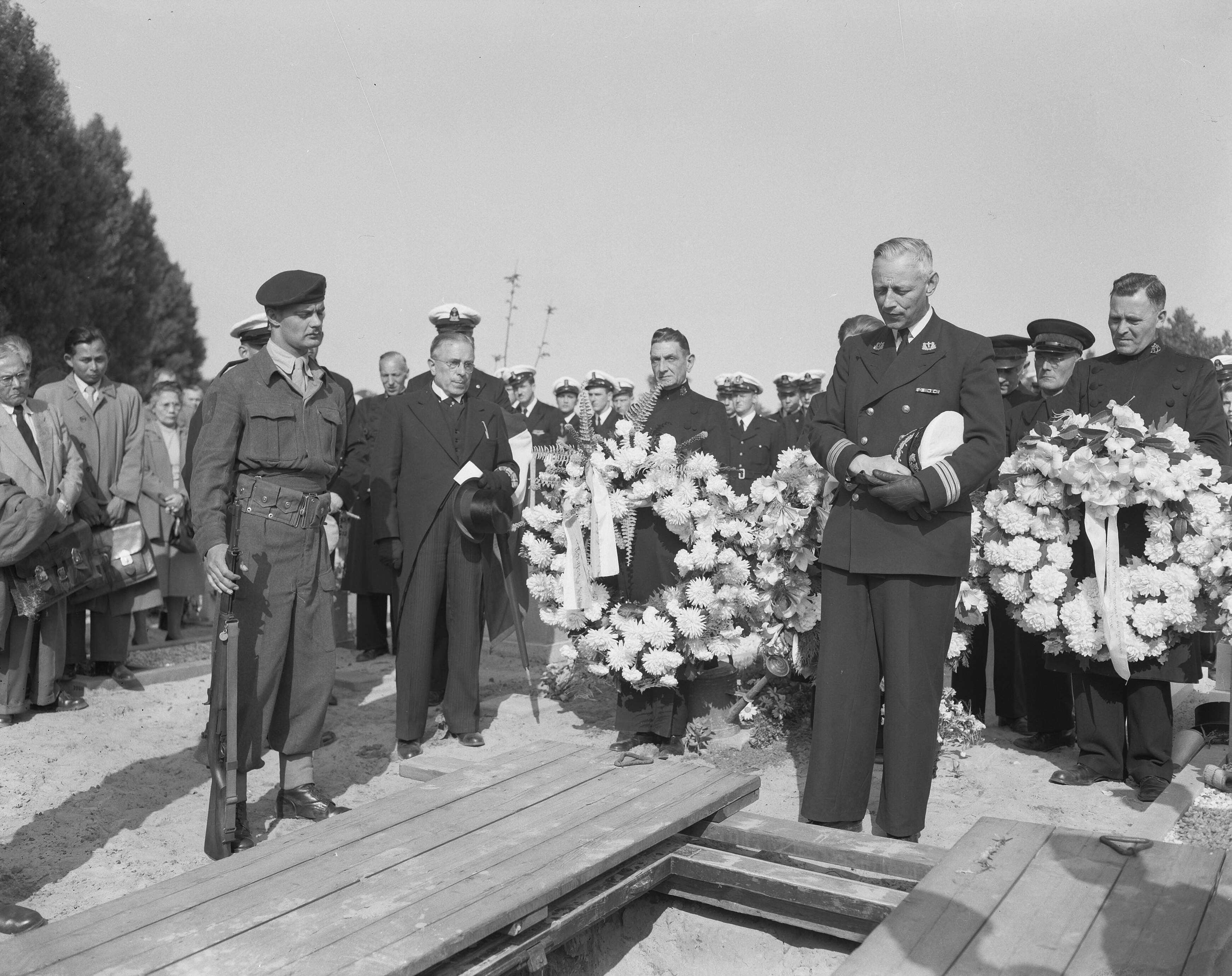 Fotocollectie Anefo — Marinebegrafenis van adelborst Hendriks te Den Haag — Foto: Meijer, T.A. / Anefo. Licentie: Set B: Rechtenvrij / Publiek Domein. Bron: Nationaal Archief. http://hdl.handle.net/10648/a92646d2-d0b4-102d-bcf8-003048976d84