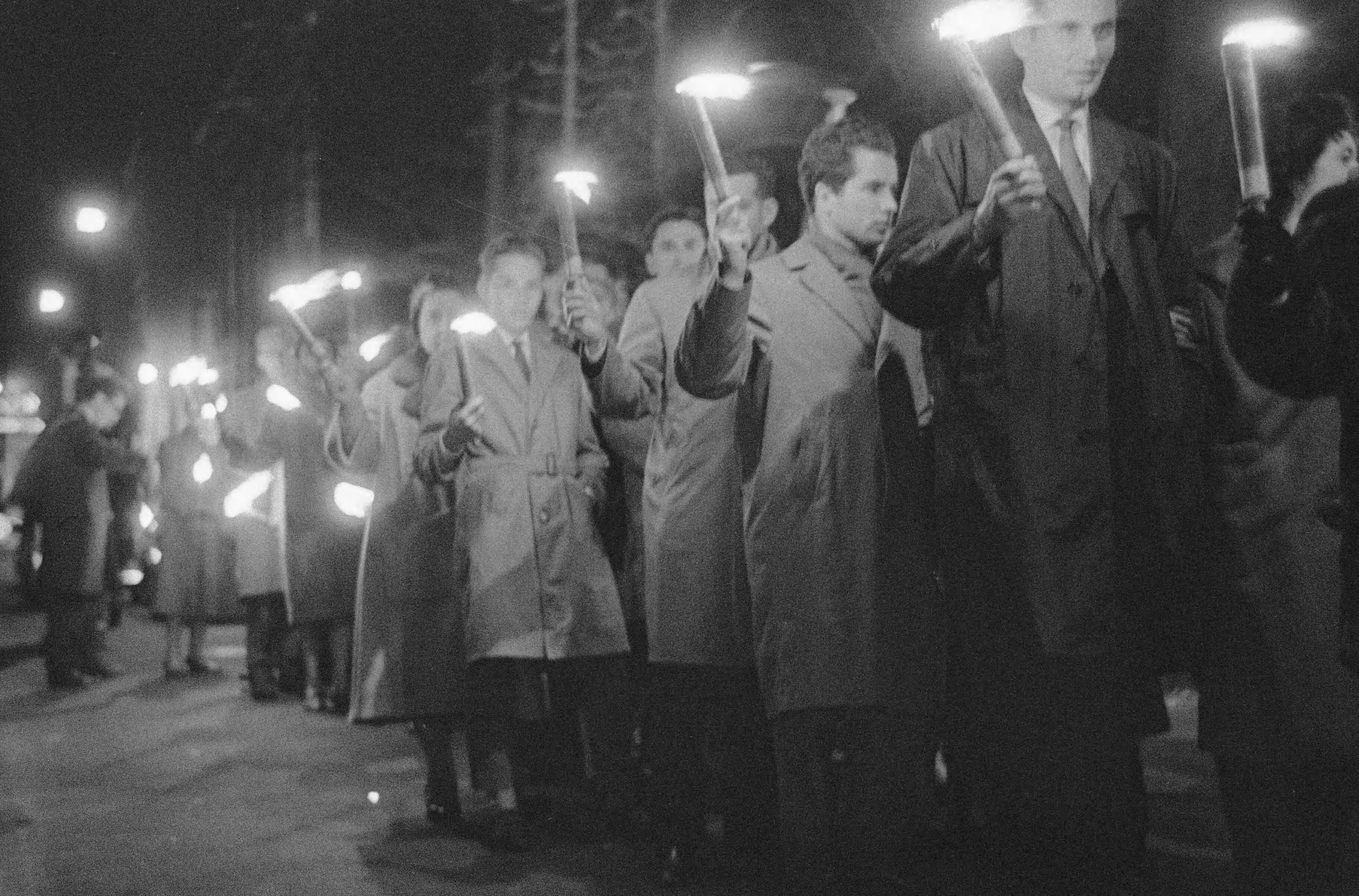 Fotocollectie Anefo — Fakkeloptocht van Hongaarse vluchtelingen in Den Haag ter herdenking van de opstand van 1956 — Foto: Pot, Harry / Anefo. Licentie: Set B: Rechtenvrij / Publiek Domein. Bron: Nationaal Archief. http://hdl.handle.net/10648/a9ea7318-d0b4-102d-bcf8-003048976d84