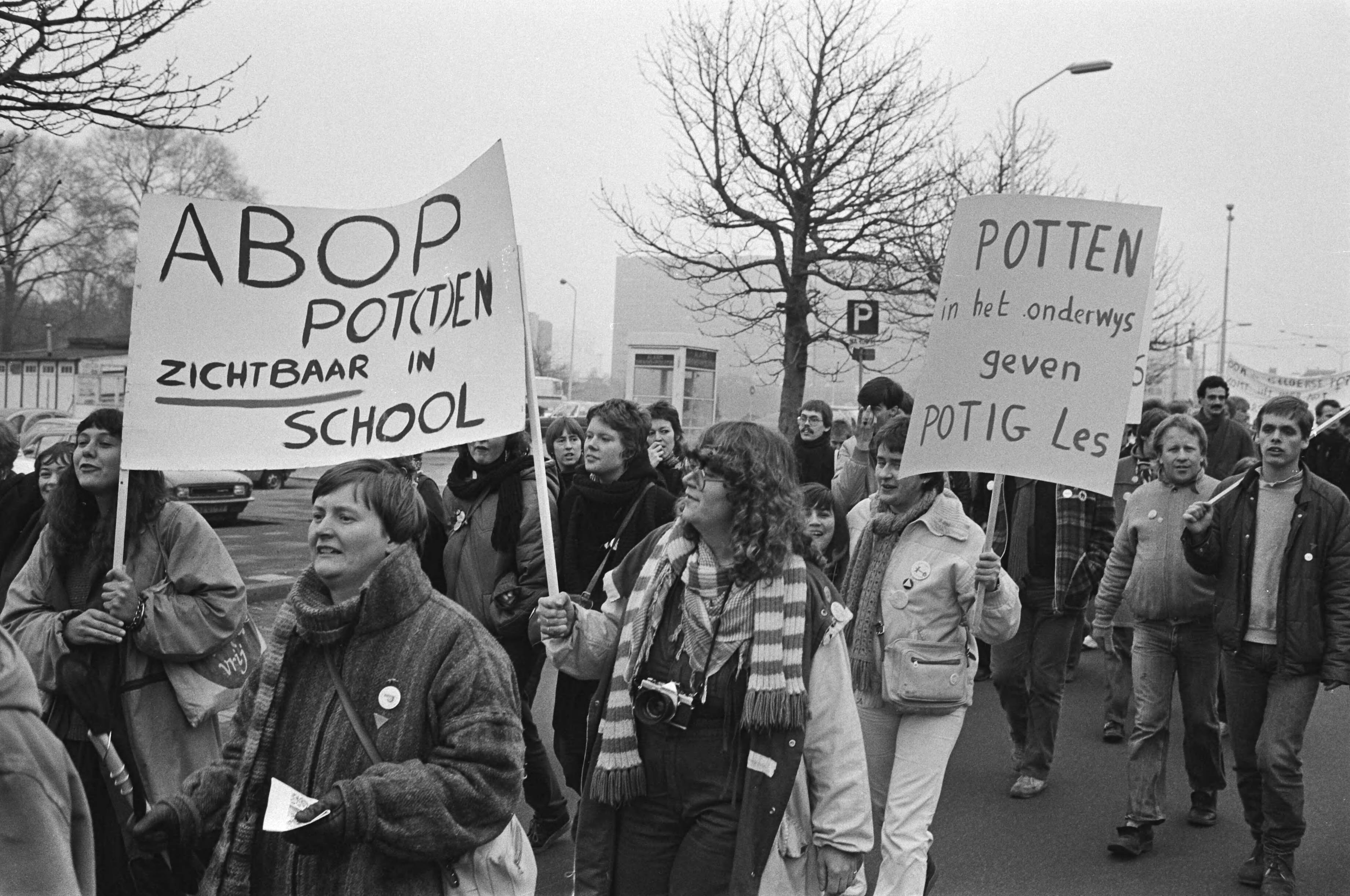 Fotocollectie Anefo — Demonstratie in Den Haag uit protest tegen ontslag van Belgische lerares Eliane Morissens (lesbienne). De demonstratie onderweg — Foto: Antonisse, Marcel / Anefo. Licentie: Set B: Rechtenvrij / Publiek Domein. Bron: Nationaal Archief. http://hdl.handle.net/10648/ad0dfe8e-d0b4-102d-bcf8-003048976d84