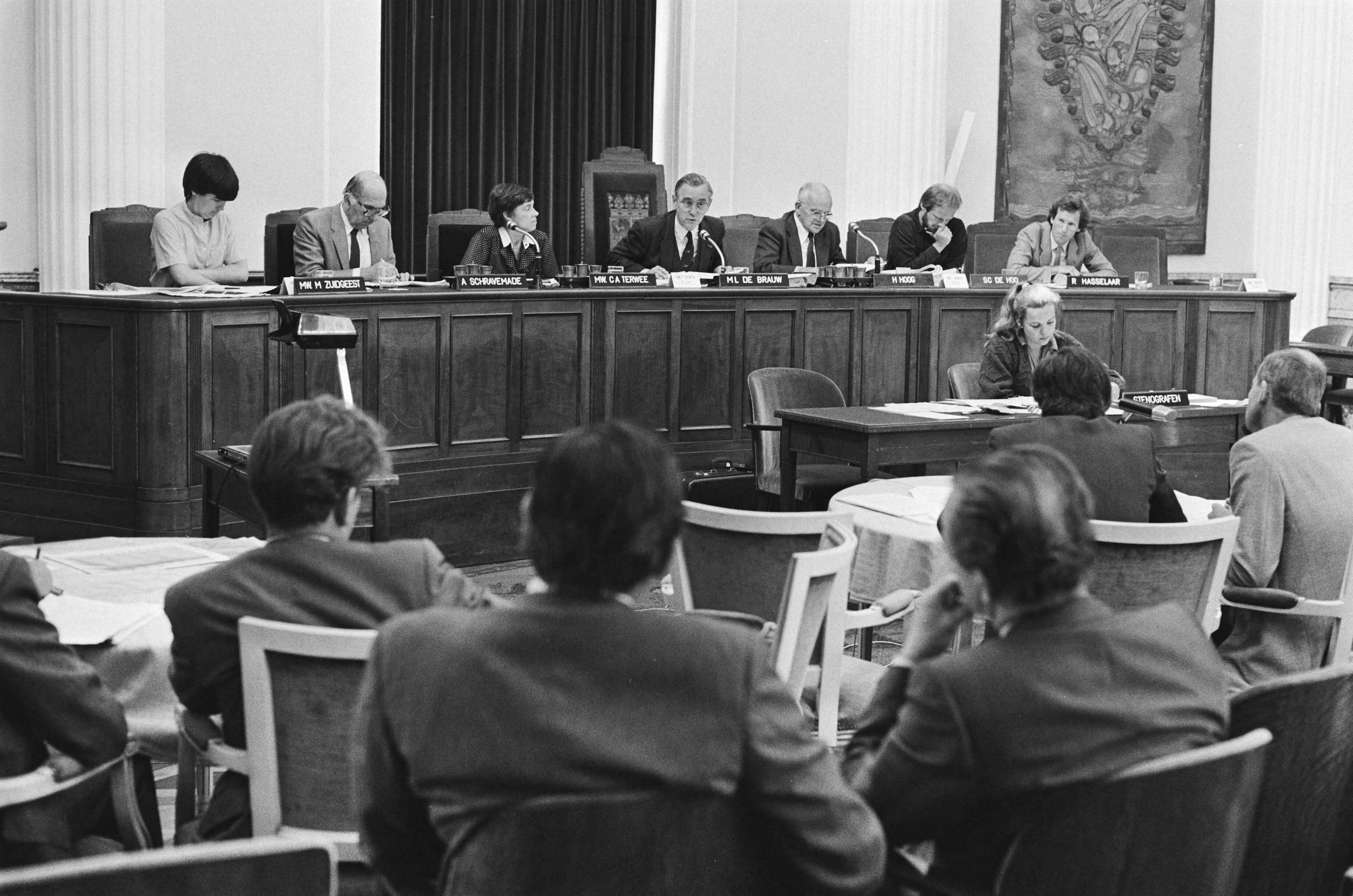 Fotocollectie Anefo — Stuurgroep Maatschappelijke Discussie Energiebeleid houdt hoorzitting in Haarlem; beeld van de hoorzitting met o.a. De Brauw — Foto: Bogaerts, Rob / Anefo. Licentie: Set B: Rechtenvrij / Publiek Domein. Bron: Nationaal Archief. http://hdl.handle.net/10648/ad189e3e-d0b4-102d-bcf8-003048976d84