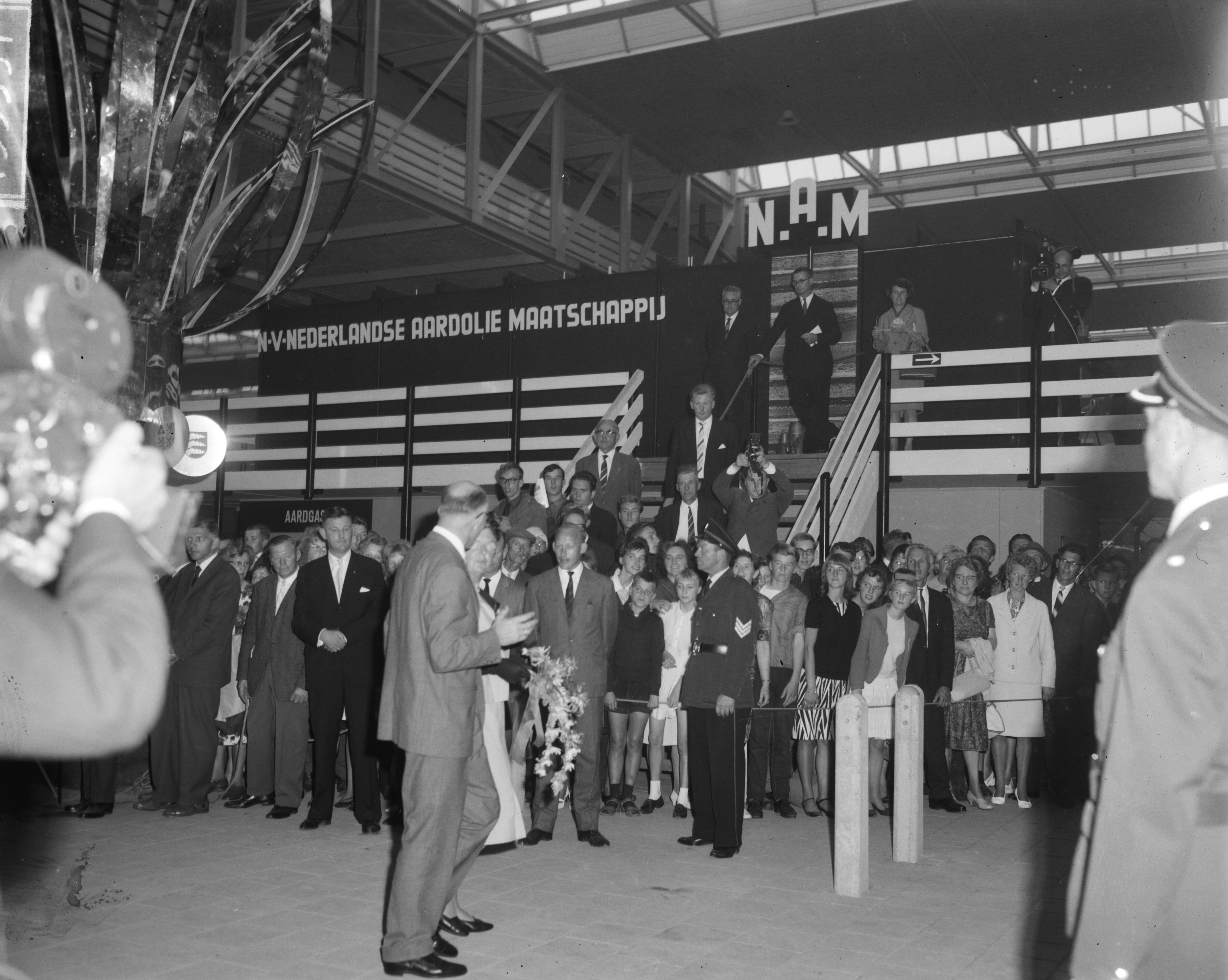 Fotocollectie Anefo — Stand van de NAM op de tentoonstelling "Frisiana" te Leeuwarden (Opdracht NAM) — Foto: Bilsen, Joop van / Anefo. Licentie: Set B: Rechtenvrij / Publiek Domein. Bron: Nationaal Archief. http://hdl.handle.net/10648/aa45ee28-d0b4-102d-bcf8-003048976d84