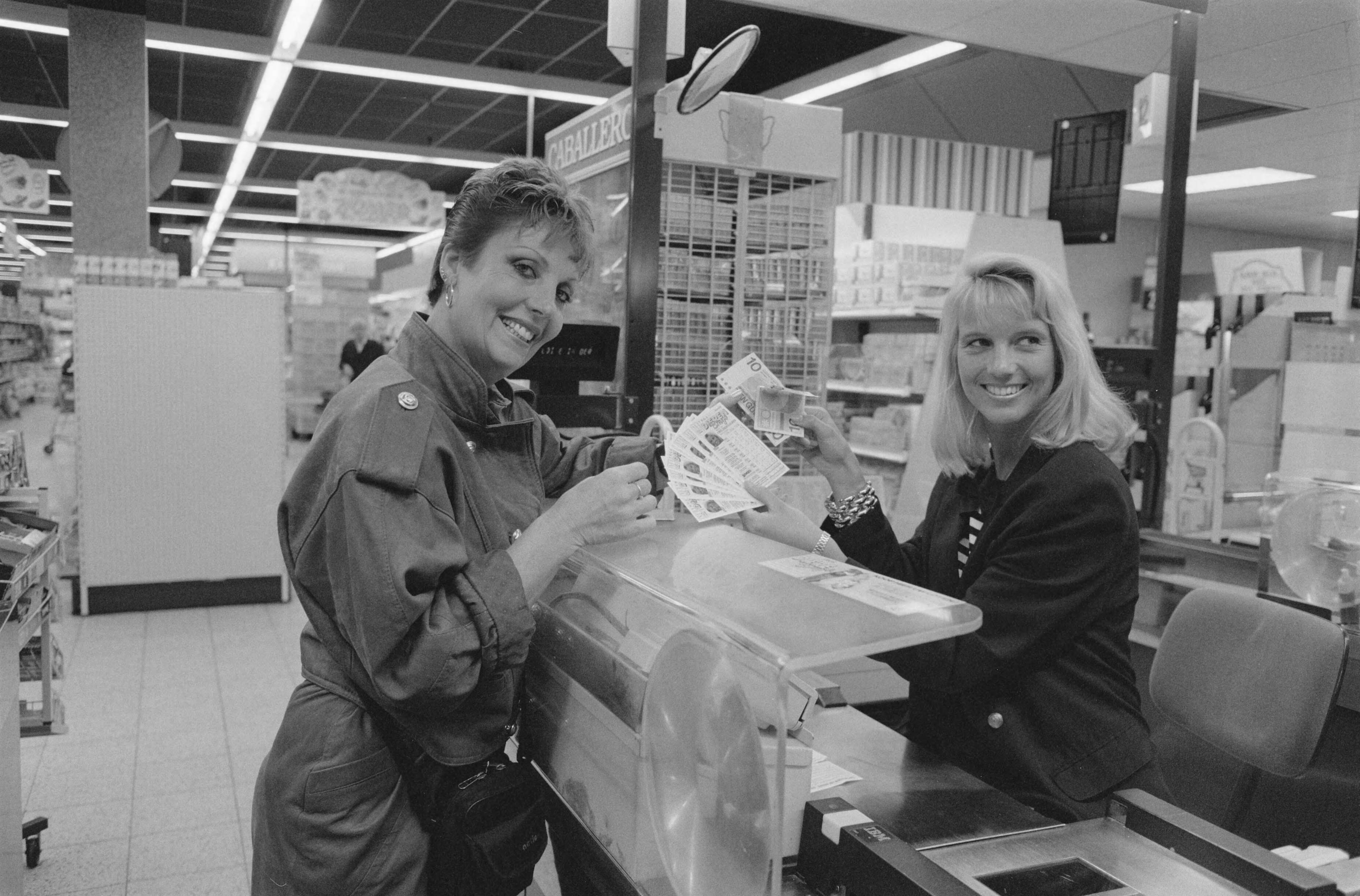 Fotocollectie Anefo — Start Dierenbingo in Bussum ten bate van de dierenbescherming; Carry Tefsen (l) en Linda de Mol met de eerste kaarten — Foto: Bogaerts, Rob / Anefo. Licentie: Set B: Rechtenvrij / Publiek Domein. Bron: Nationaal Archief. http://hdl.handle.net/10648/ad7318f0-d0b4-102d-bcf8-003048976d84