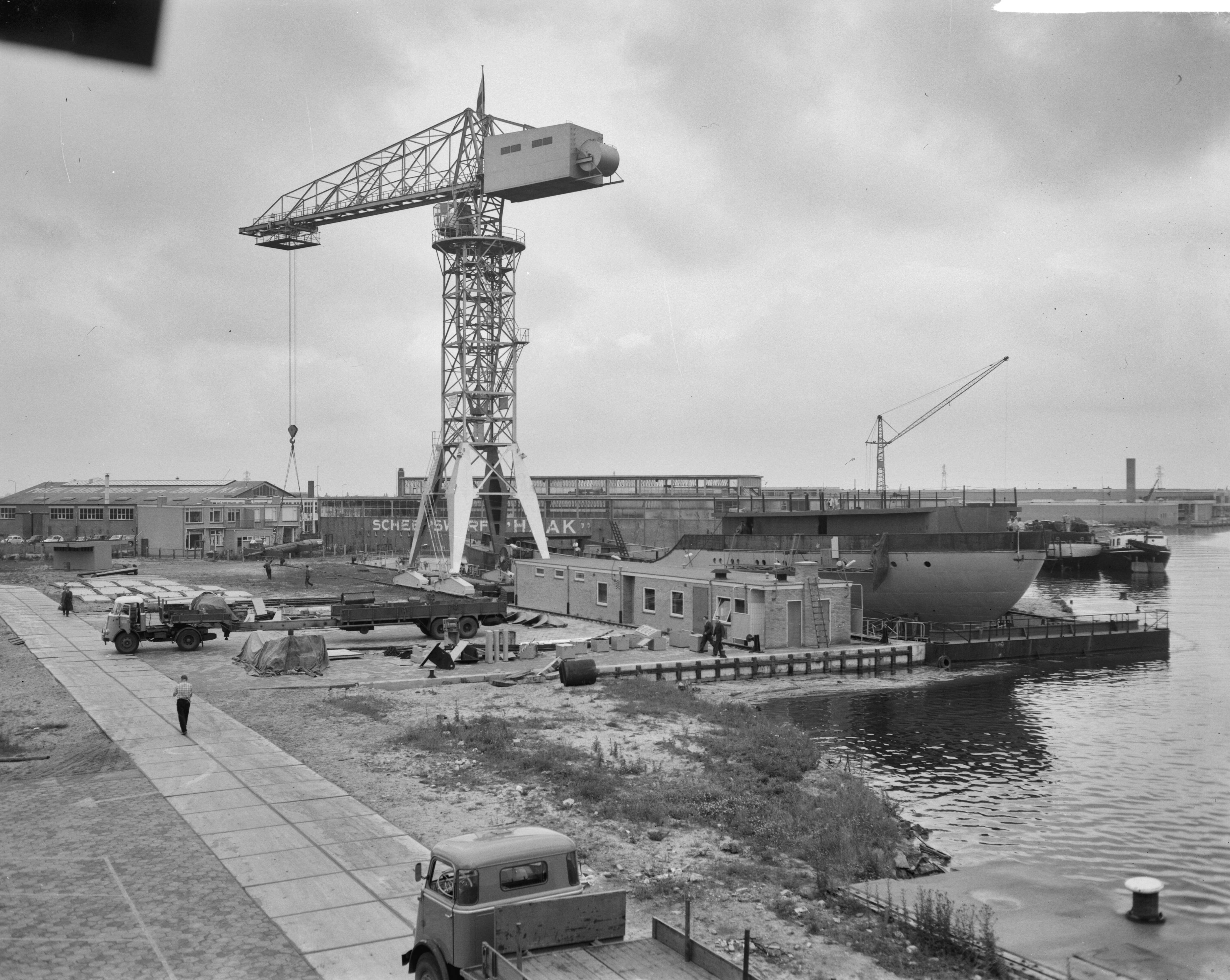 Fotocollectie Anefo — Tewaterlating te Zaandam van het Torpedo-inschietvaartuig "Van Bochove" van de Koninklijke Marine bij de Zaanlandse Scheepsbouwmaatschappij door de vrouw van de directeur van de bewapeningswerkplaats der Marine te Den Helder, mevr. Reiche-Van Aardenne. Dit vaartuig wordt genoemd naar wijlen luitenant-ter-zee der eerste klasse P.D. van Bochoven, in leven hoofd van het inschietbedrijf van de Kon. Marine, die gedurende de uitoefening van zijn functie tengevolge van een tragisch ongeval op 7 juli 1959 om het leven kwam — Foto: Bilsen, Joop van / Anefo. Licentie: Set B: Rechtenvrij / Publiek Domein. Bron: Nationaal Archief. http://hdl.handle.net/10648/aa111f86-d0b4-102d-bcf8-003048976d84