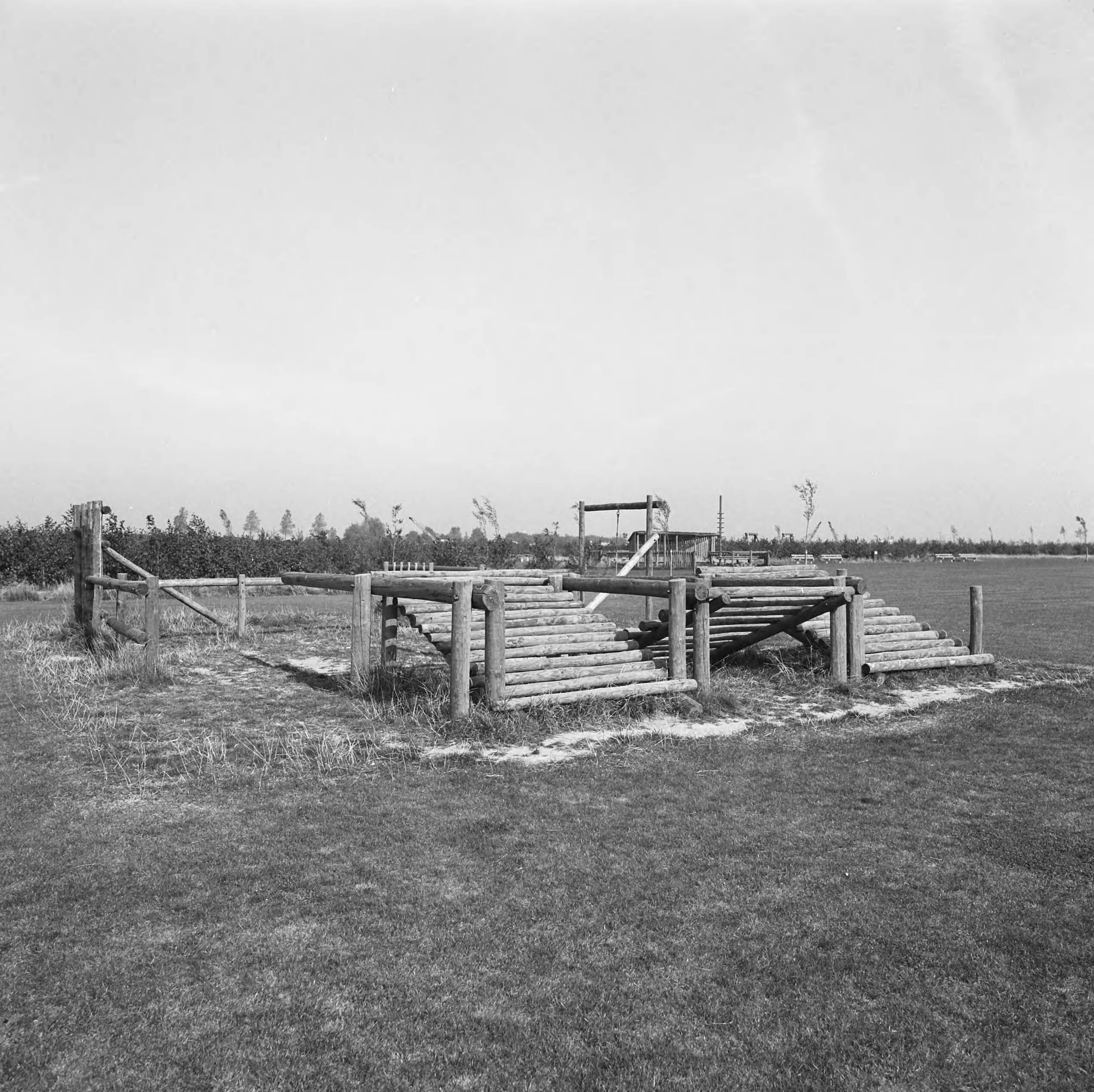 Fotocollectie Nederlandse Heidemaatschappij — Zoetermeer. Speelwerktuigen rond flats — Foto: Fotograaf Onbekend / Heidemij. Licentie: Set B: Rechtenvrij / Publiek Domein. Bron: Nationaal Archief. http://hdl.handle.net/10648/ae834a30-d0b4-102d-bcf8-003048976d84
