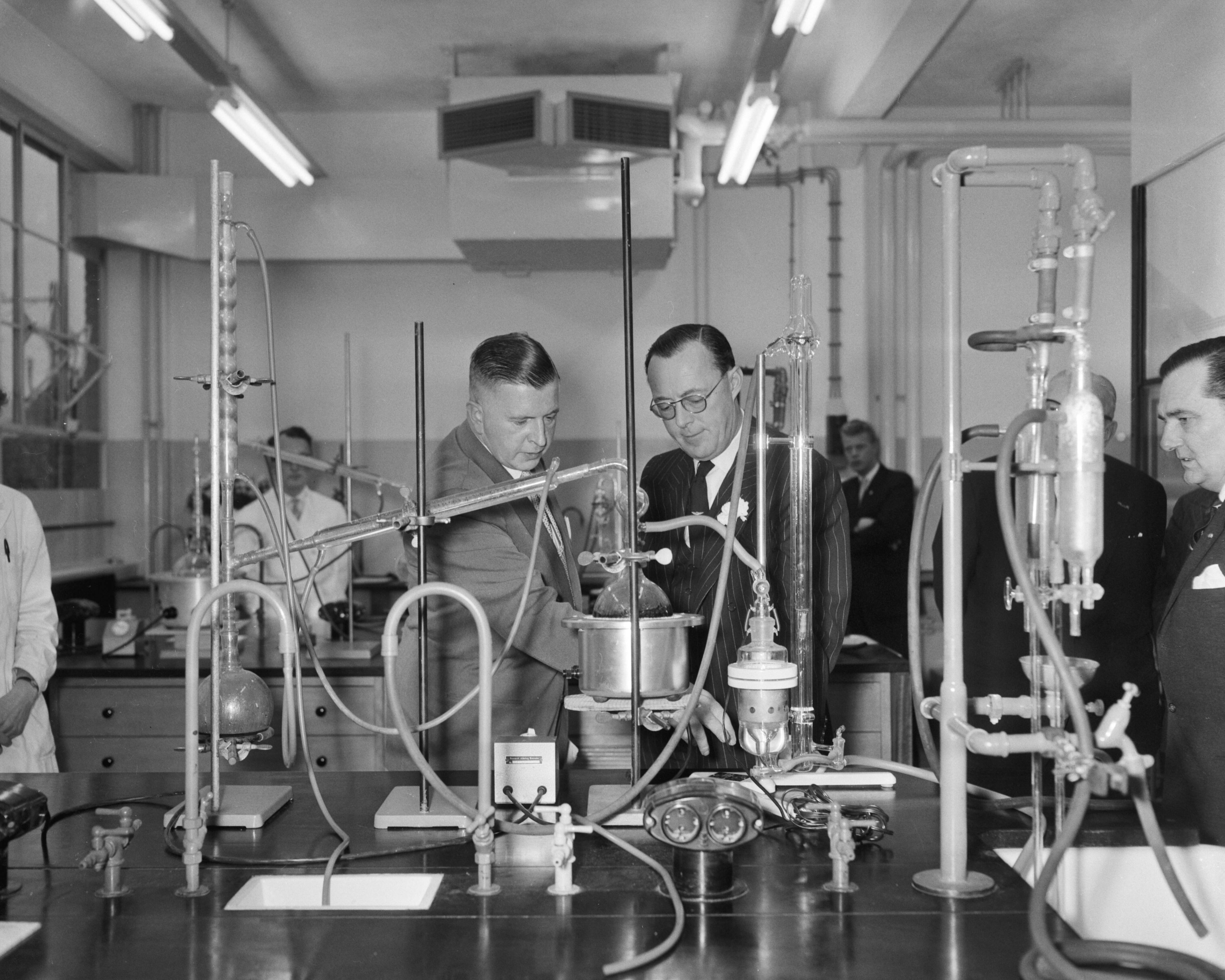Opening van het centraal researchlaboratorium van Brocades & Stheeman te Haarlem door prins Bernhard — Foto: Bilsen, Joop van / Anefo. — Licentie: Set B: Rechtenvrij / Publiek Domein. Bron: Nationaal Archief. http://hdl.handle.net/10648/a98ba130-d0b4-102d-bcf8-003048976d84