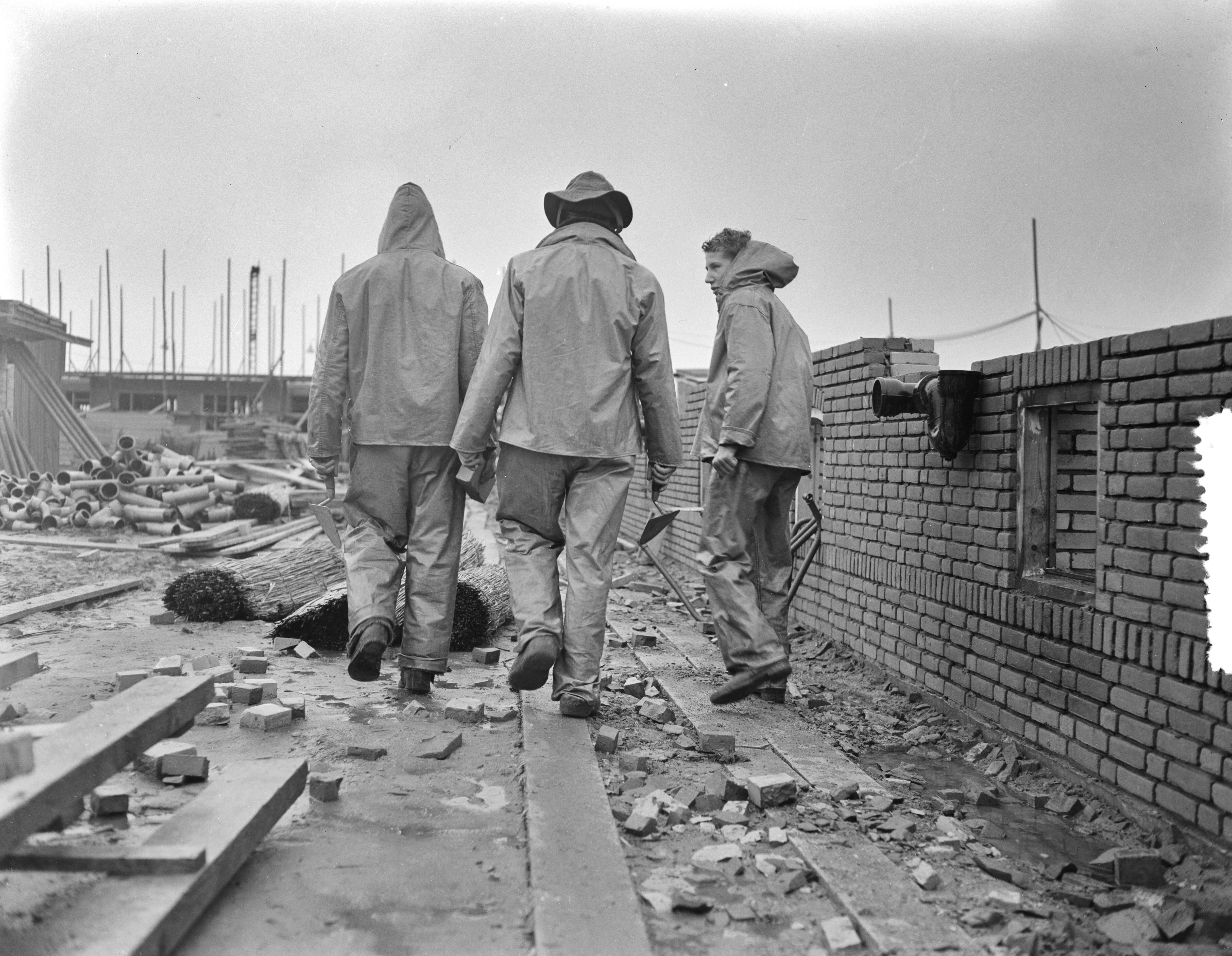 Fotocollectie Anefo — Versnelling woningbouw in de winter (Rijswijk), kleding van de overheid voor de bouwvakarbeiders — Foto: Pot, Harry / Anefo. Licentie: Set B: Rechtenvrij / Publiek Domein. Bron: Nationaal Archief. http://hdl.handle.net/10648/a940ae82-d0b4-102d-bcf8-003048976d84