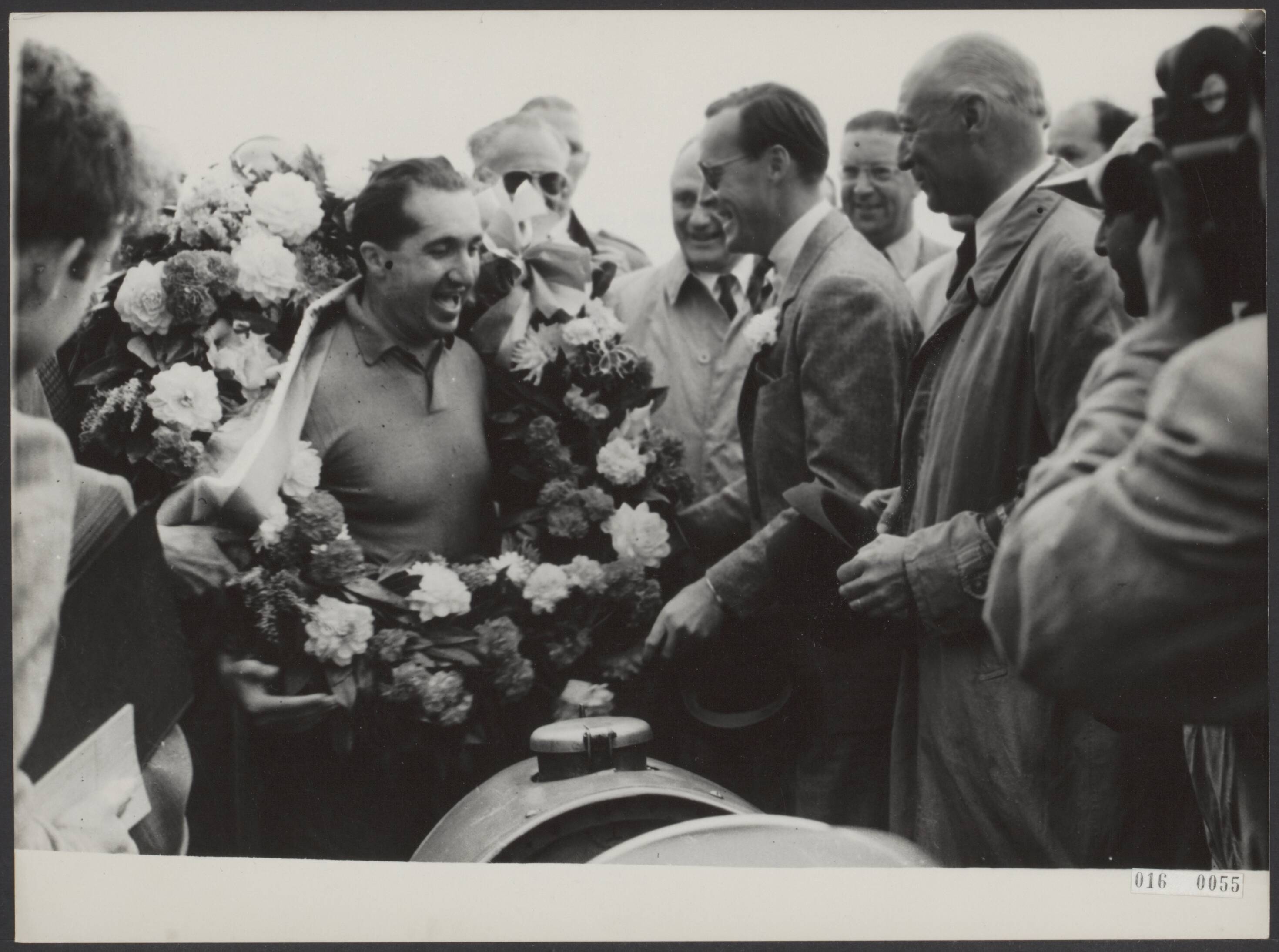 Fotocollectie Elsevier Binnenland — Autoraces om de Grote Prijs van Nederland, op het circuit van Zandvoort. Winnaar werd Alberto Ancari met Ferrari. De overwinnaarskrans wordt hem hier door prins Bernhard overhandigd — Foto: Fotograaf Onbekend / Anefo. Licentie: Set B: Rechtenvrij / Publiek Domein. Bron: Nationaal Archief. http://hdl.handle.net/10648/adb83840-d0b4-102d-bcf8-003048976d84