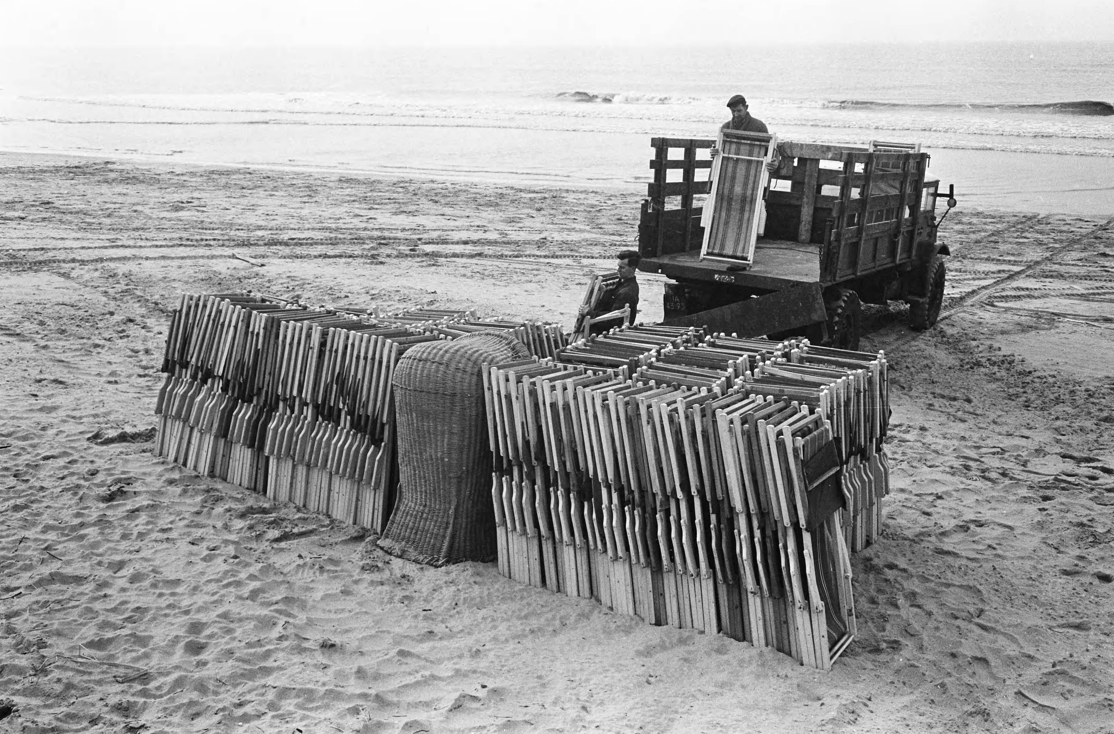 Fotocollectie Anefo — Strandtenten van Zandvoort verlaten, opgestapelde stoelen — Foto: Koch, Eric / Anefo. Licentie: Set B: Rechtenvrij / Publiek Domein. Bron: Nationaal Archief. http://hdl.handle.net/10648/aae3891c-d0b4-102d-bcf8-003048976d84