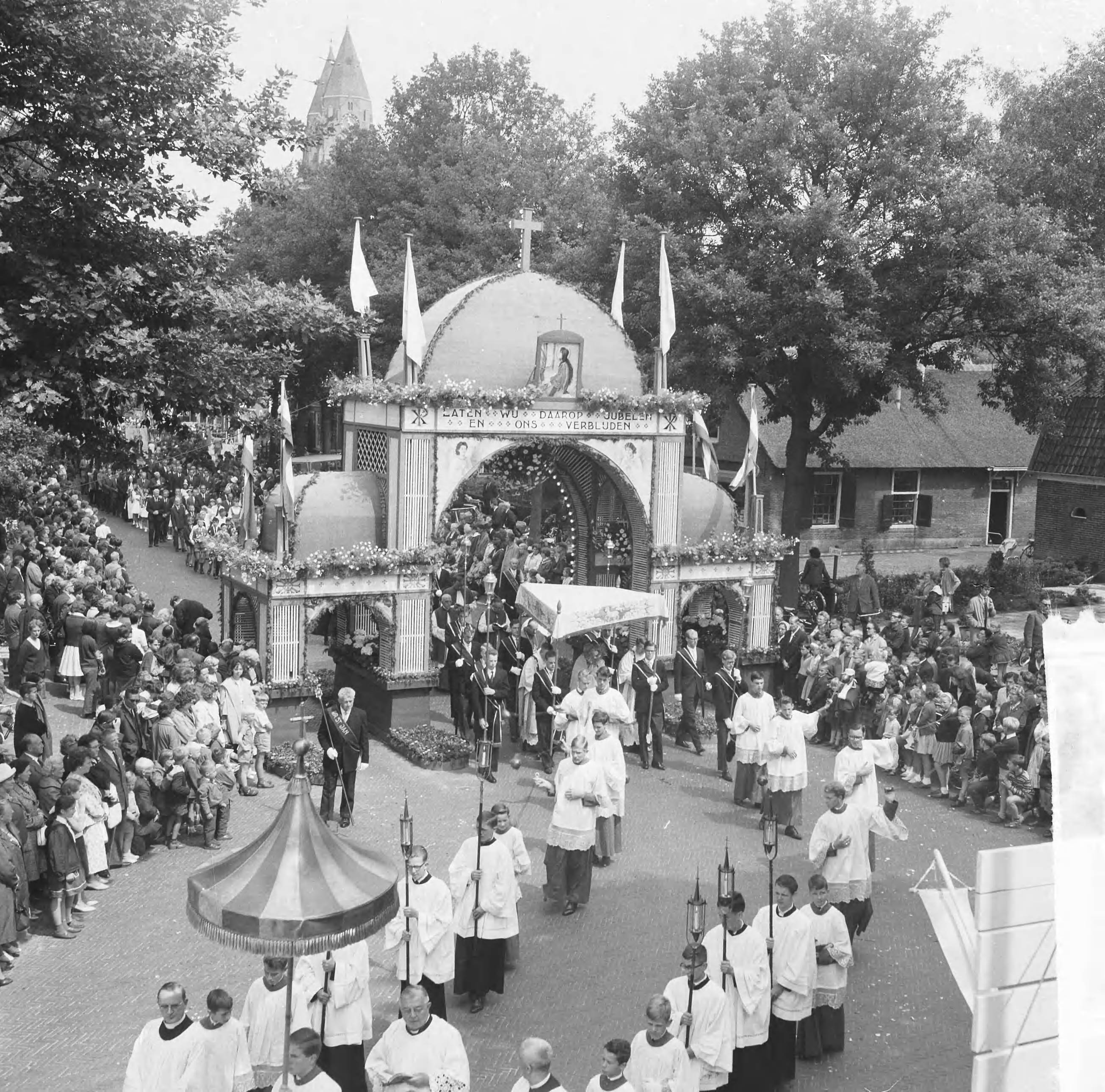 Fotocollectie Anefo — De jaarlijkse St. Jans Processie in Laren begonnen, overzicht van de lange stoet — Foto: Broers, F.N. / Anefo. Licentie: Set B: Rechtenvrij / Publiek Domein. Bron: Nationaal Archief. http://hdl.handle.net/10648/aa6e1e16-d0b4-102d-bcf8-003048976d84