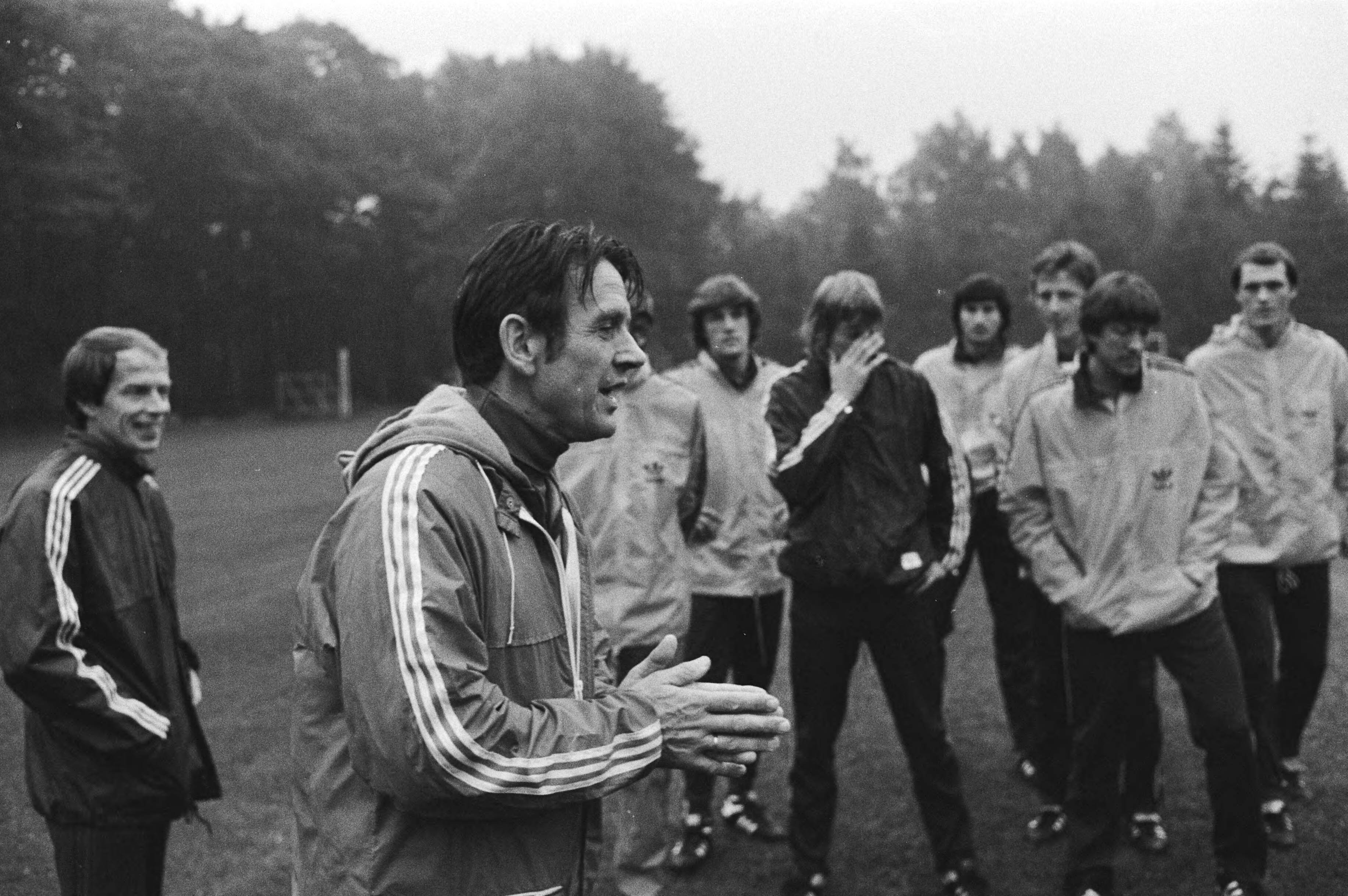 Training van het Nederlands elftal in Zeist voor de wedstrijd tegen Polen — Trainer Jan Zwartkruis op de voorgrond — Foto: Suyk, Koen / Anefo. Licentie: Set B: Rechtenvrij / Publiek Domein. Bron: Nationaal Archief. http://hdl.handle.net/10648/acd2e0ce-d0b4-102d-bcf8-003048976d84