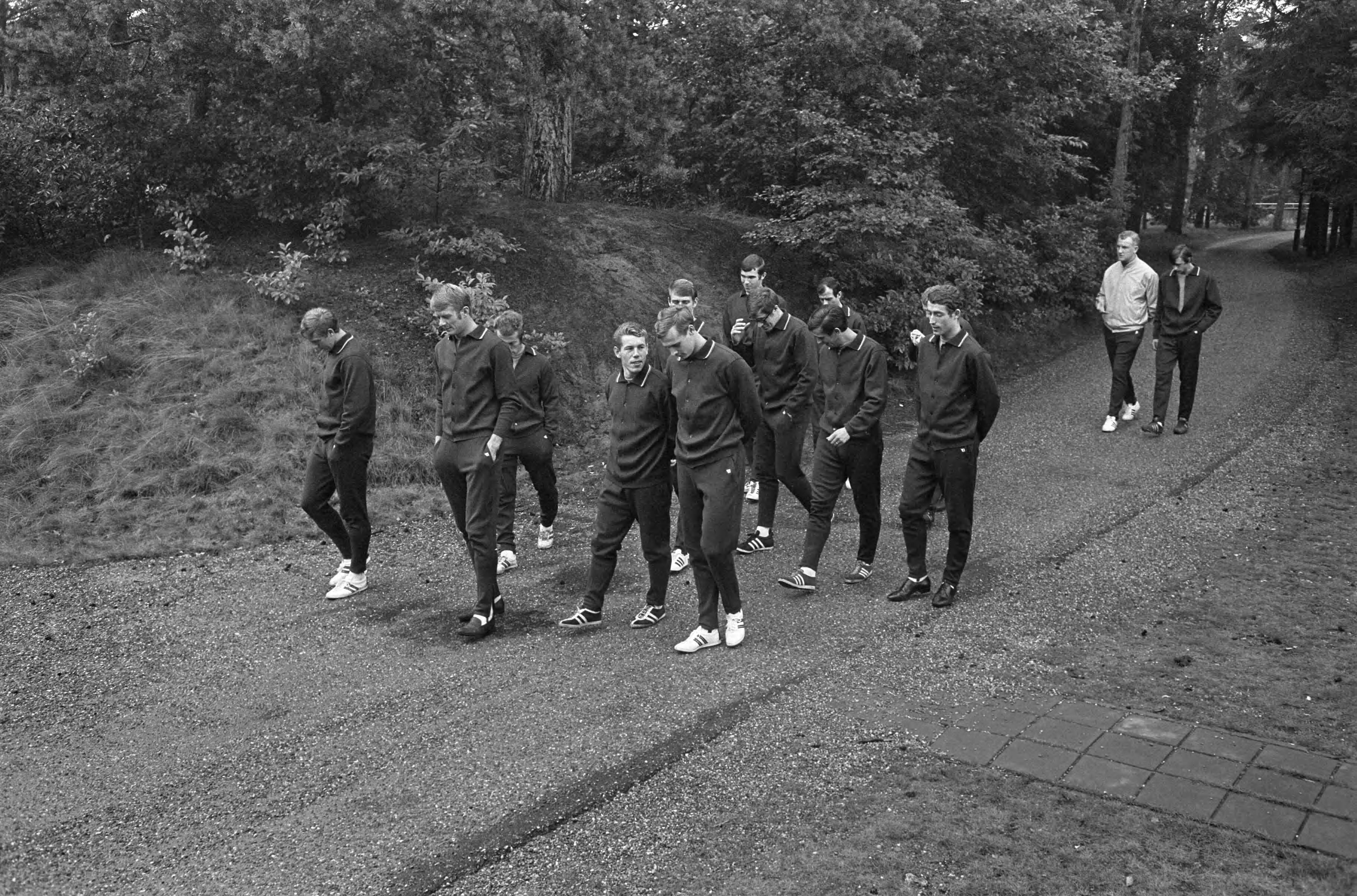 Training van het Nederlands elftal in Zeist — De spelers maken een wandeling door het bos — Foto: Fotograaf Onbekend / Anefo. Licentie: Set B: Rechtenvrij / Publiek Domein. Bron: Nationaal Archief. http://hdl.handle.net/10648/ab4bc6ee-d0b4-102d-bcf8-003048976d84