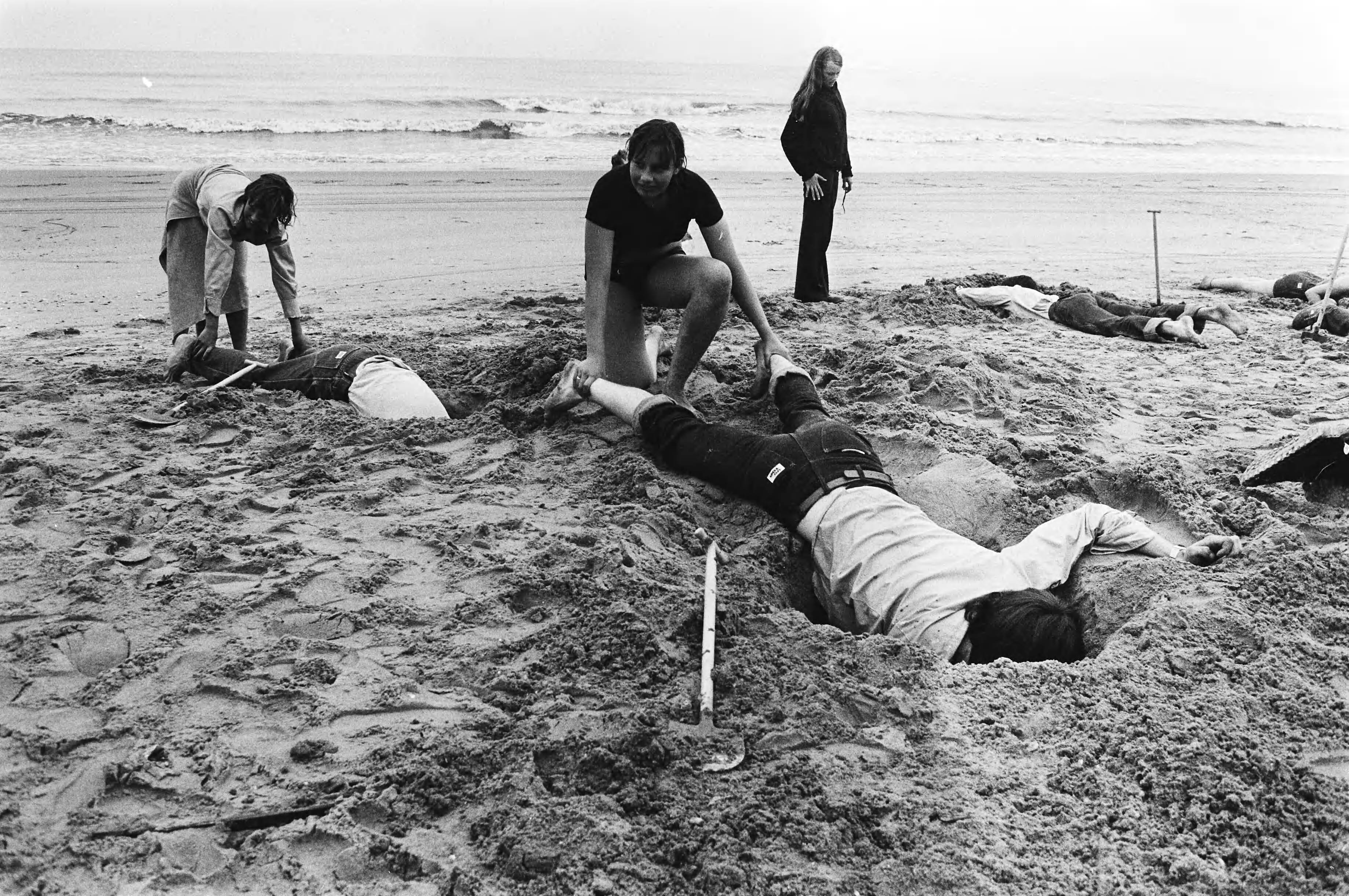 Wedstrijd kuilgraven in Zandvoort — Noord-Holland|Zandvoort|wedstrijden |stranden |vrijetijdsbesteding — Foto: Bogaerts, Rob / Anefo. Licentie: Set B: Rechtenvrij / Publiek Domein. Bron: Nationaal Archief. http://hdl.handle.net/10648/accd6b30-d0b4-102d-bcf8-003048976d84