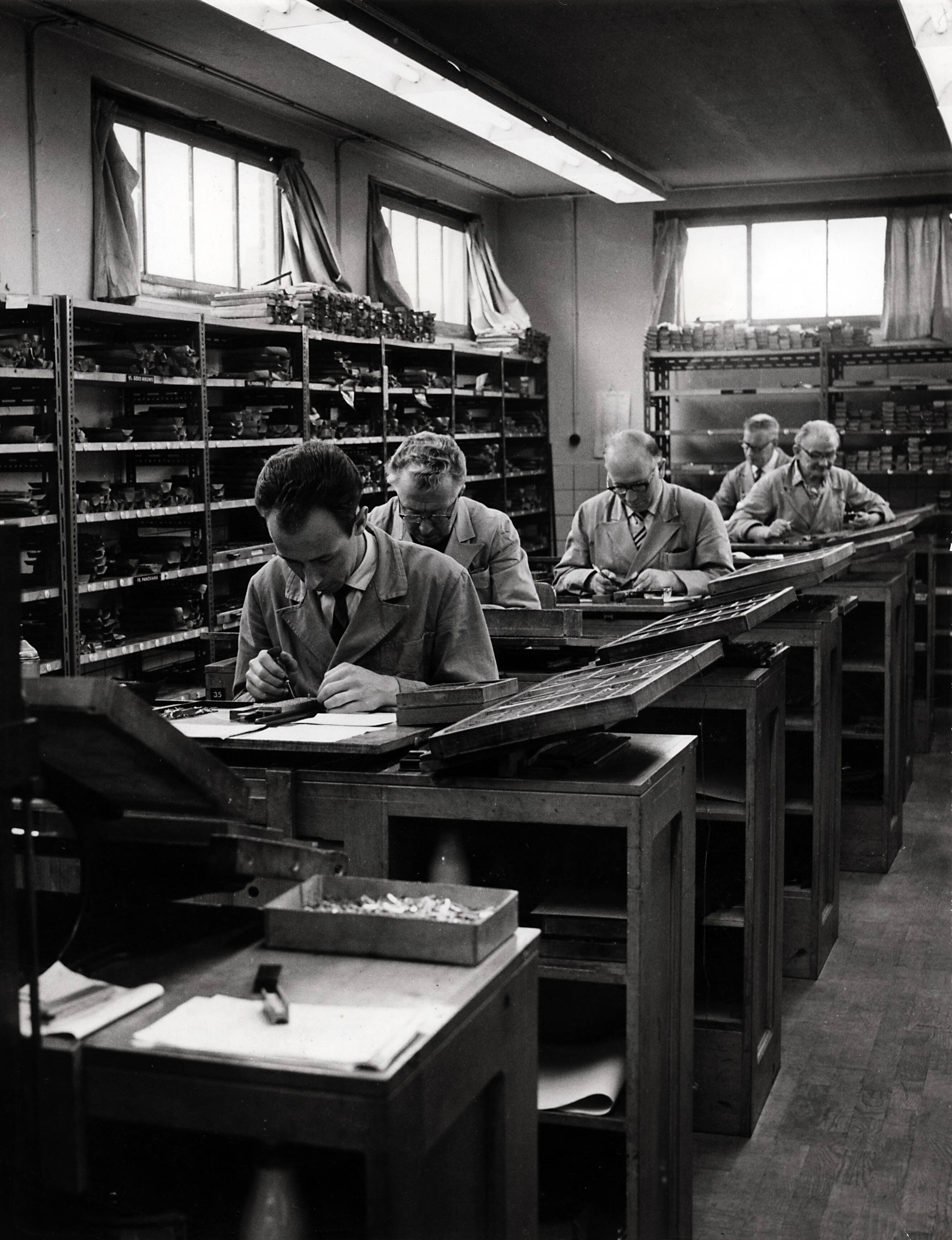 Collectie nader te bepalen — Drukkerij N.V. De Spaarnestad. Letterzetters — Foto: Fotograaf Onbekend / Fotobureau onbekend / Spaarnestad Photo (05887). Licentie: Set B: Rechtenvrij / Publiek Domein. Bron: Nationaal Archief. http://hdl.handle.net/10648/35429da6-3bb4-a382-e063-6df0900a6686