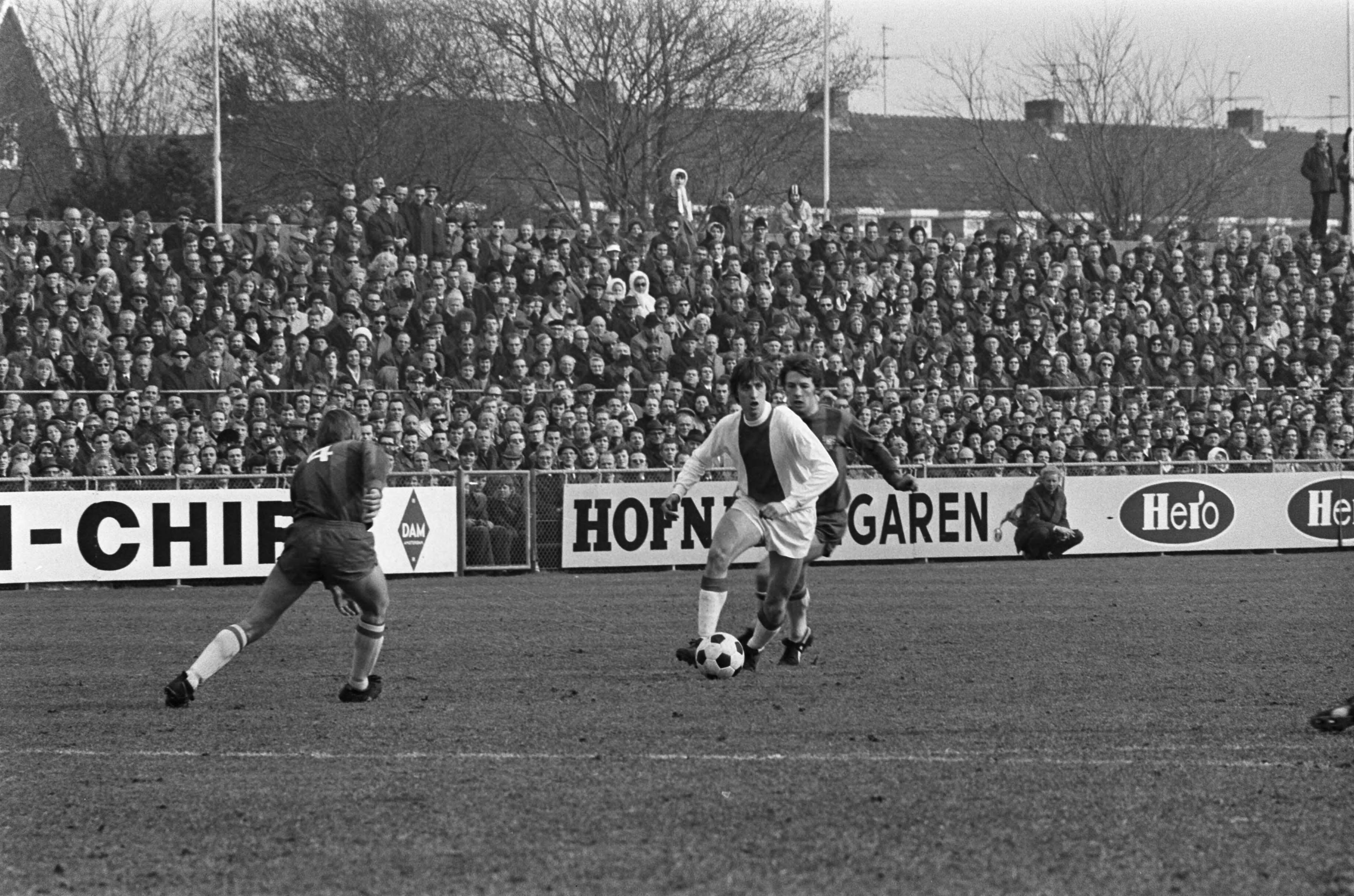 Fotocollectie Anefo — Haarlem tegen Ajax 0-1. — Foto: Verhoeff, Bert / Anefo. Licentie: Set B: Rechtenvrij / Publiek Domein. Bron: Nationaal Archief. http://hdl.handle.net/10648/ab8ff97c-d0b4-102d-bcf8-003048976d84