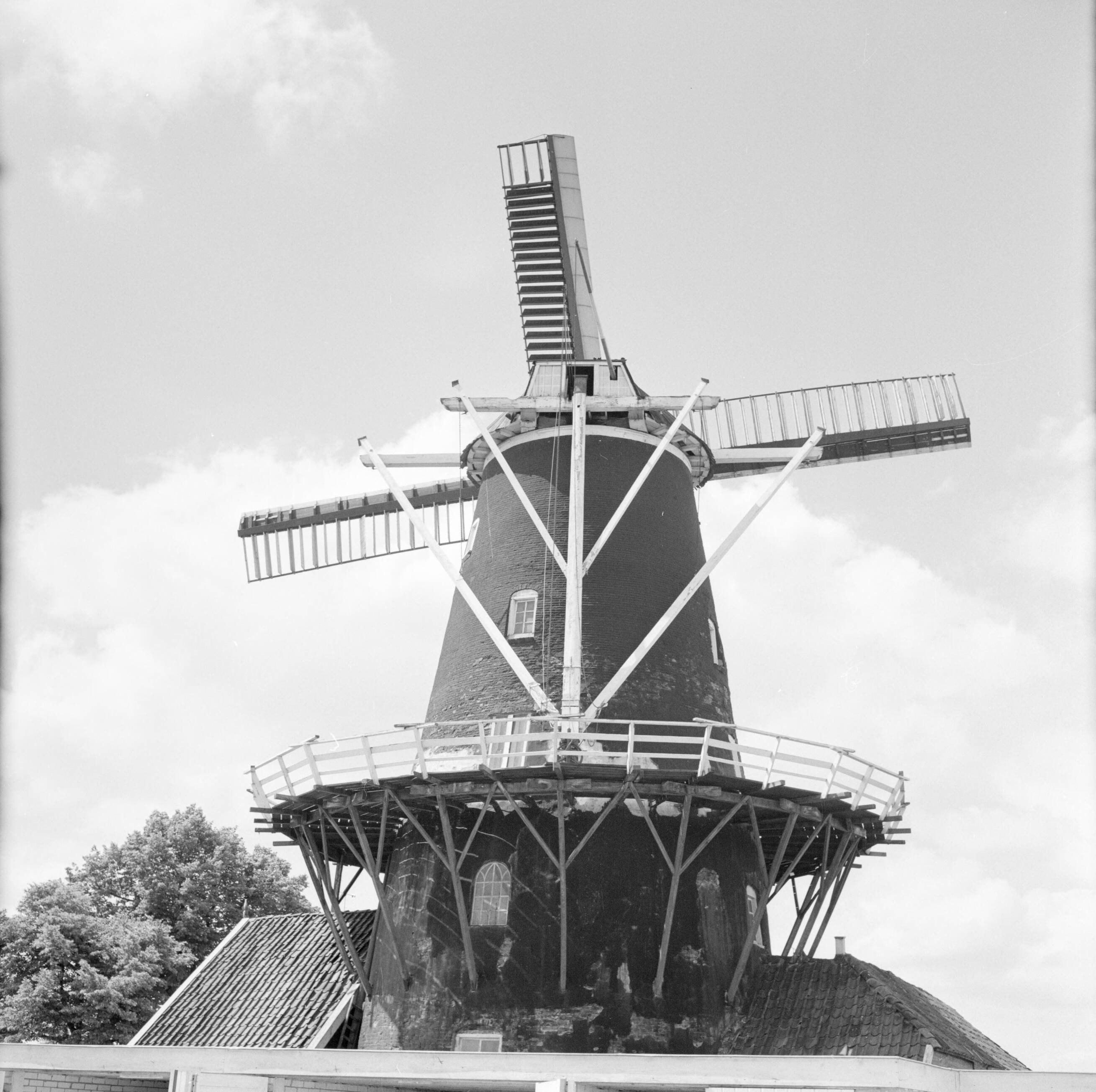 Reis door Nederland — Stellingmolen bij Haren (Gr) — Foto: Poll, Willem van de. Licentie: Set B: Rechtenvrij / Publiek Domein. Bron: Nationaal Archief. http://hdl.handle.net/10648/aef024fc-d0b4-102d-bcf8-003048976d84