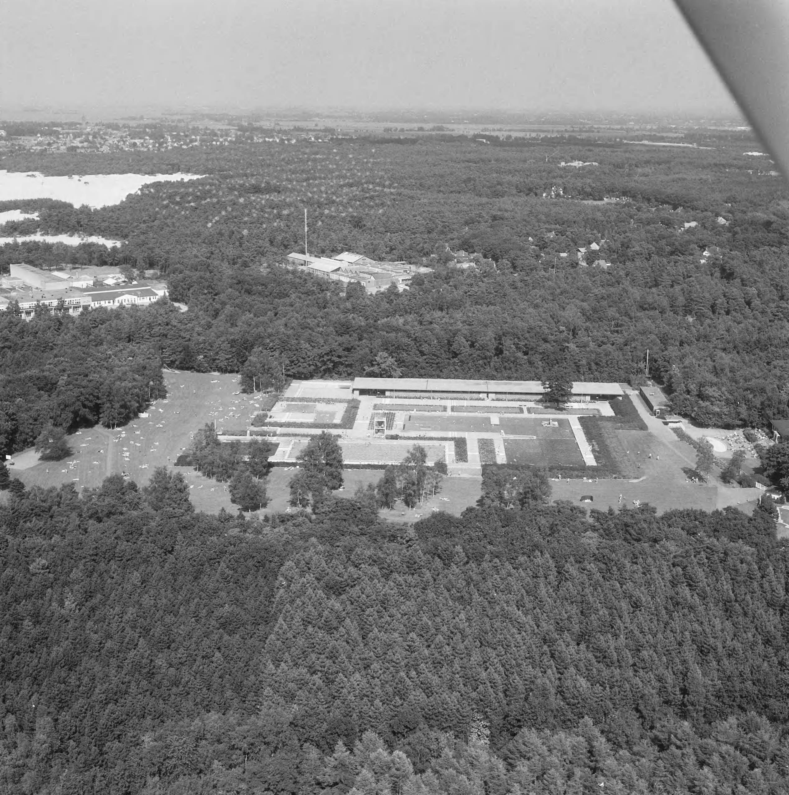 Fotocollectie Nederlandse Heidemaatschappij — Luchtopname. Openluchtzwembad Dijnselburg te Zeist — Foto: Fotograaf Onbekend / Heidemij. Licentie: Set B: Rechtenvrij / Publiek Domein. Bron: Nationaal Archief. http://hdl.handle.net/10648/ae86ab62-d0b4-102d-bcf8-003048976d84