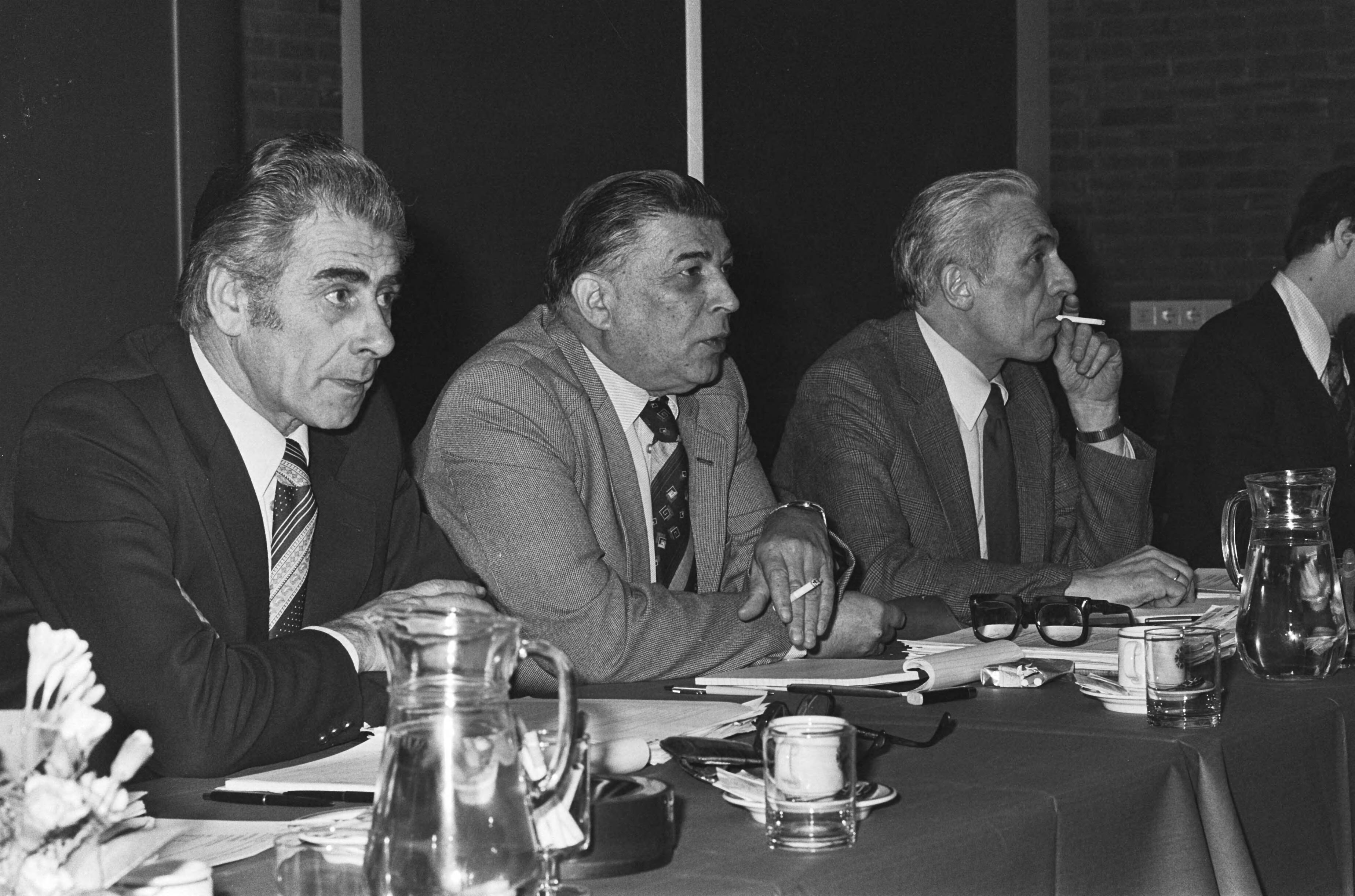 Overleg over de metaal CAO in Zoetermeer — De werknemers vertegenwoordigers v.l.n.r. Laurier (BLHP), Wamsteeker (voorzitter ROM) en van Rijen — Foto: Croes, Rob C. / Anefo. Licentie: Set B: Rechtenvrij / Publiek Domein. Bron: Nationaal Archief. http://hdl.handle.net/10648/acc5ffa8-d0b4-102d-bcf8-003048976d84