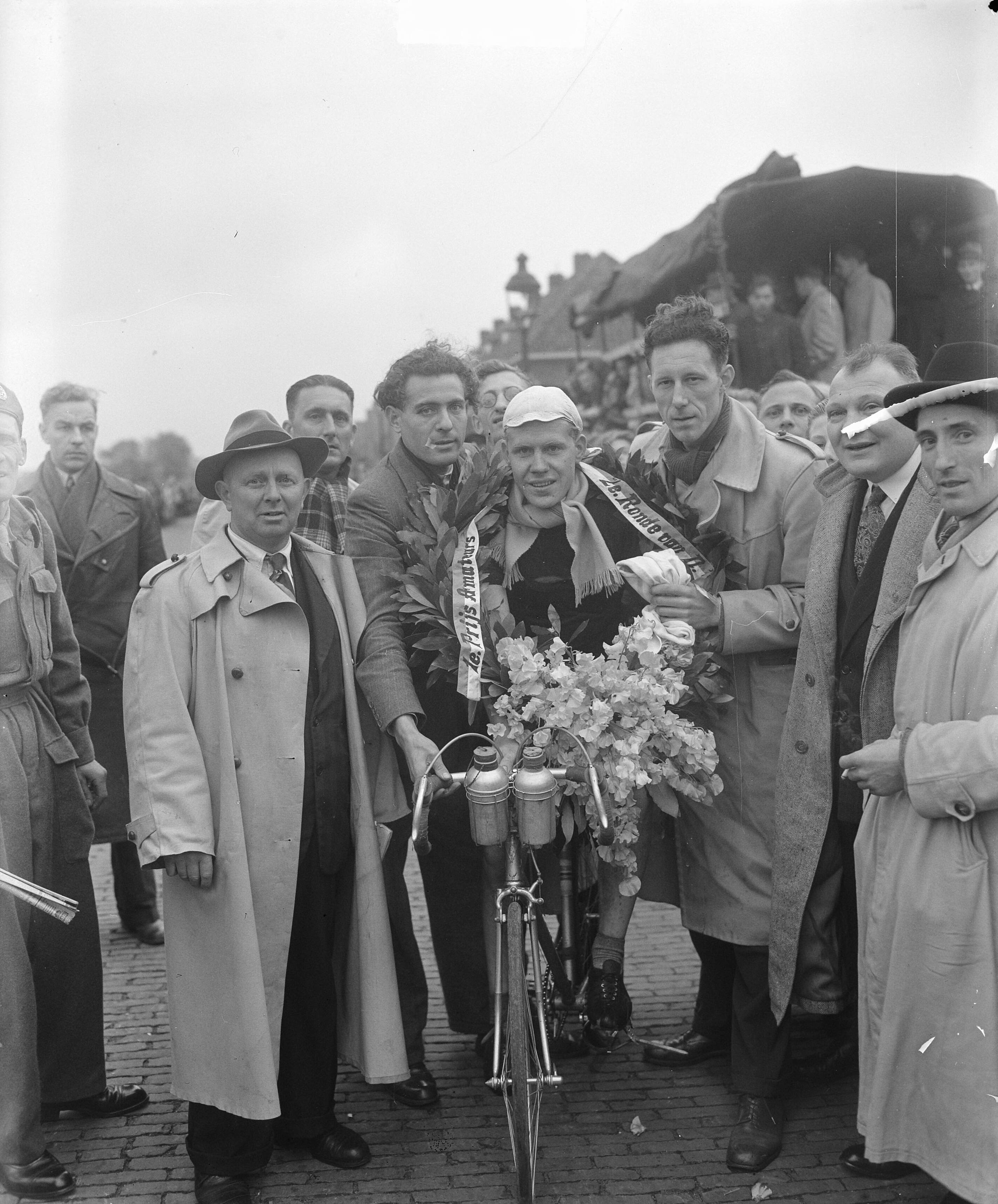 Fotocollectie Anefo — Ronde van Noord-West Nederland. Winnaar Jan Henning (Alkmaar) — Foto: Winterbergen, Rolf / Anefo. Licentie: Set B: Rechtenvrij / Publiek Domein. Bron: Nationaal Archief. http://hdl.handle.net/10648/a8d8ba34-d0b4-102d-bcf8-003048976d84