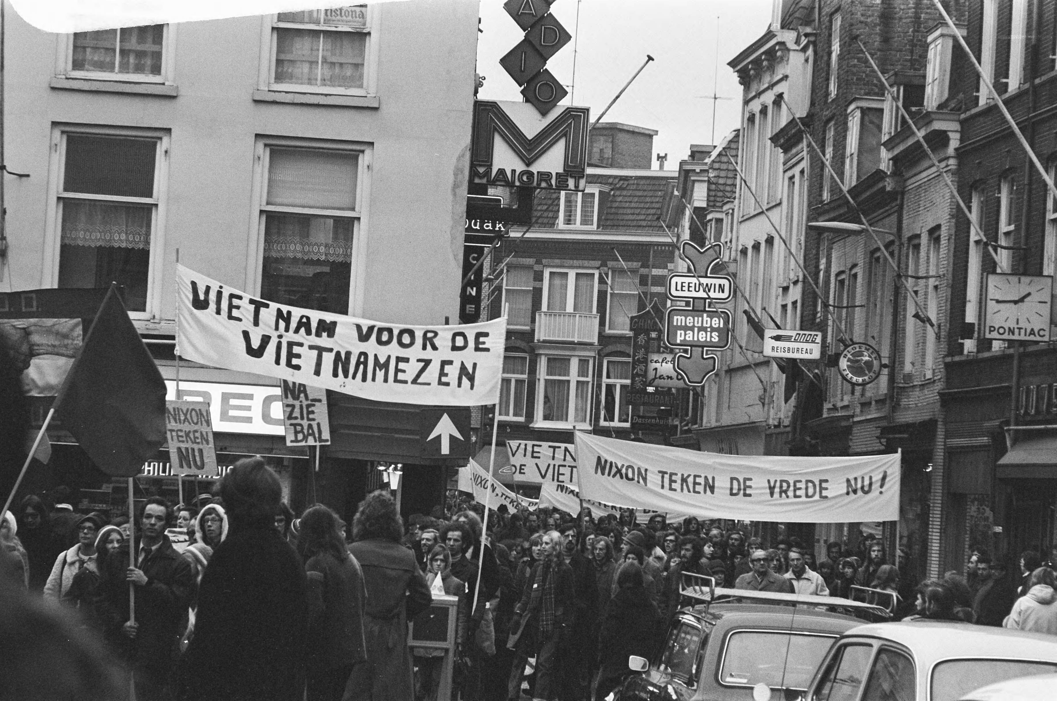 Fotocollectie Anefo — Demonstratie tegen oorlog in Vietnam van meer dan 50.000 mensen in Utrecht, de demonstranten trekken door Utrecht — Foto: Punt, W. / Anefo. Licentie: Set B: Rechtenvrij / Publiek Domein. Bron: Nationaal Archief. http://hdl.handle.net/10648/ac21ae12-d0b4-102d-bcf8-003048976d84