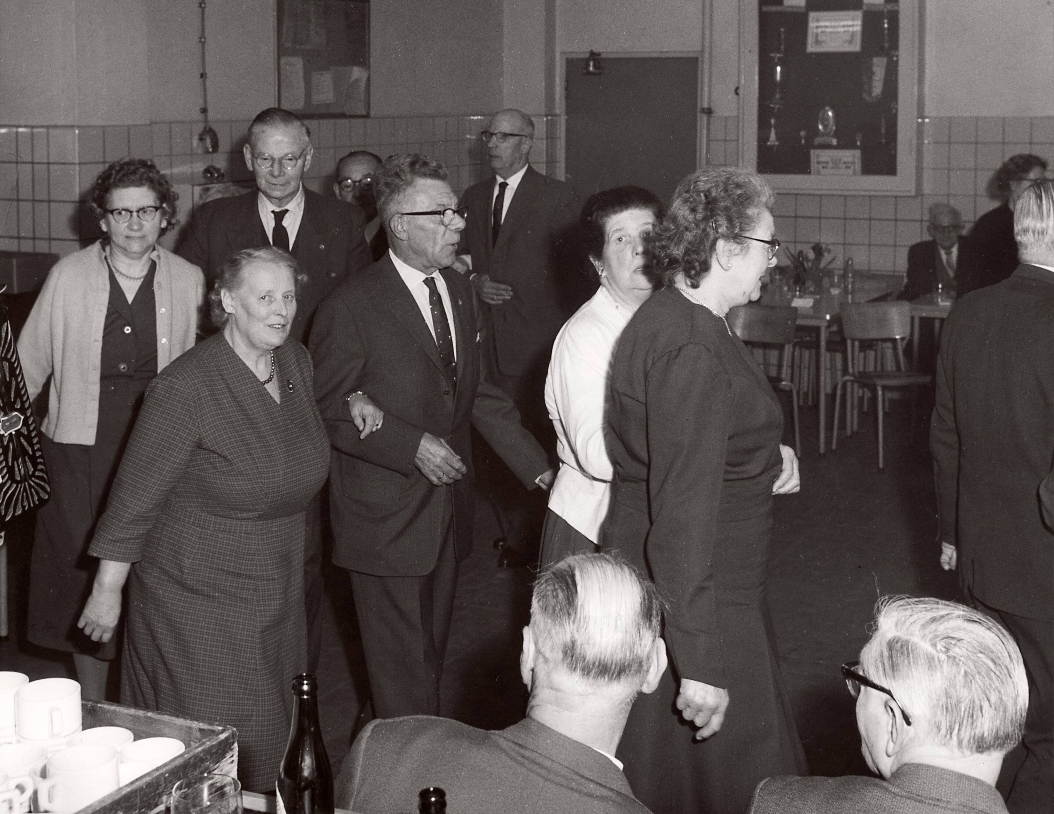 Collectie nader te bepalen — Drukkerij N.V. De Spaarnestad. Gepensioneerden, 1961 — Foto: Fotograaf Onbekend / Fotobureau onbekend / Spaarnestad Photo (05887). Licentie: Set B: Rechtenvrij / Publiek Domein. Bron: Nationaal Archief. http://hdl.handle.net/10648/35429da6-3c1c-a382-e063-6df0900a6686