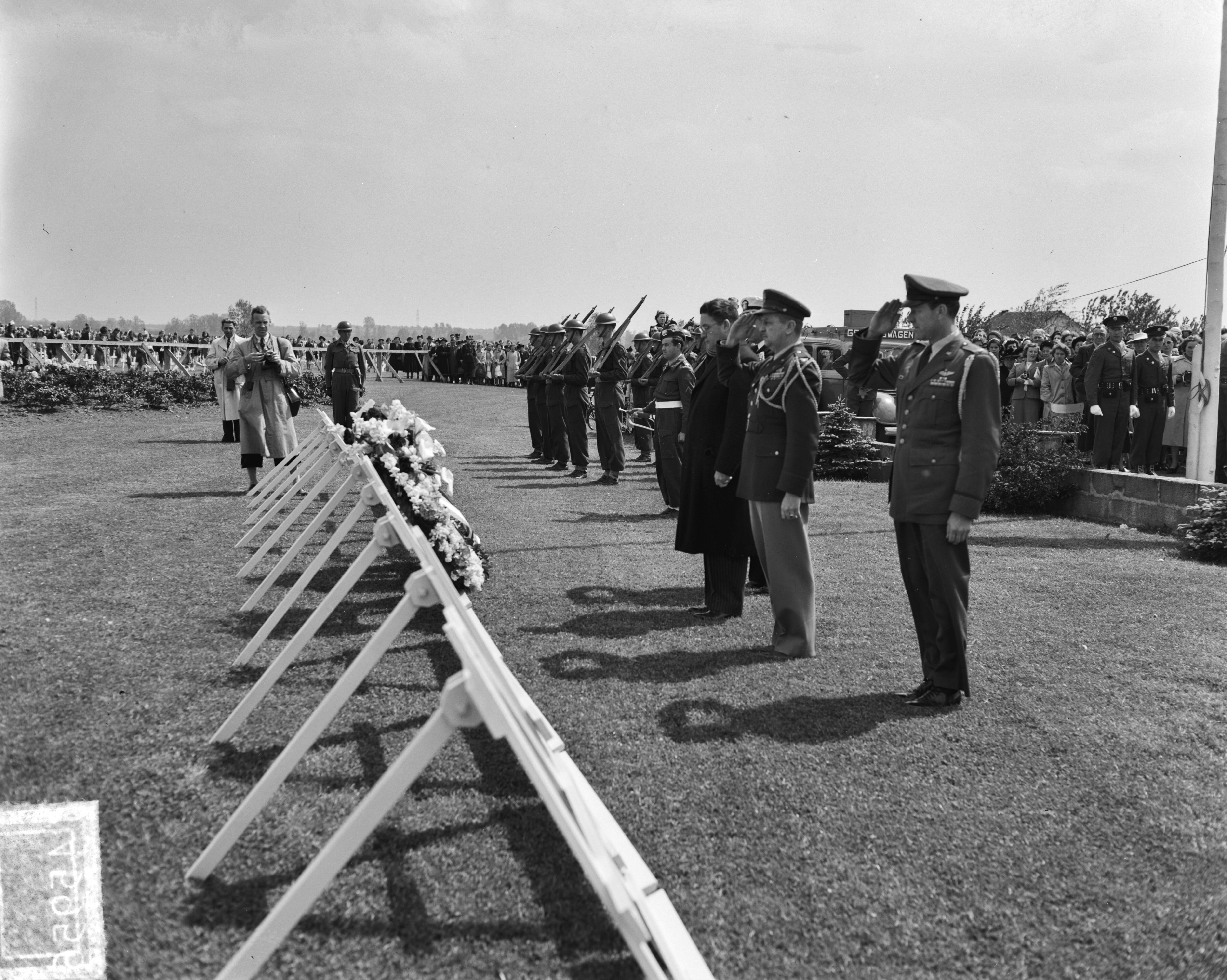 Amerikaanse herdenking op de begraafplaats Margraten — Amerikaanse herdenking op begraafplaats Margraten — Foto: Pot, Harry / Anefo. Licentie: Set B: Rechtenvrij / Publiek Domein. Bron: Nationaal Archief. http://hdl.handle.net/10648/a8eae5ce-d0b4-102d-bcf8-003048976d84