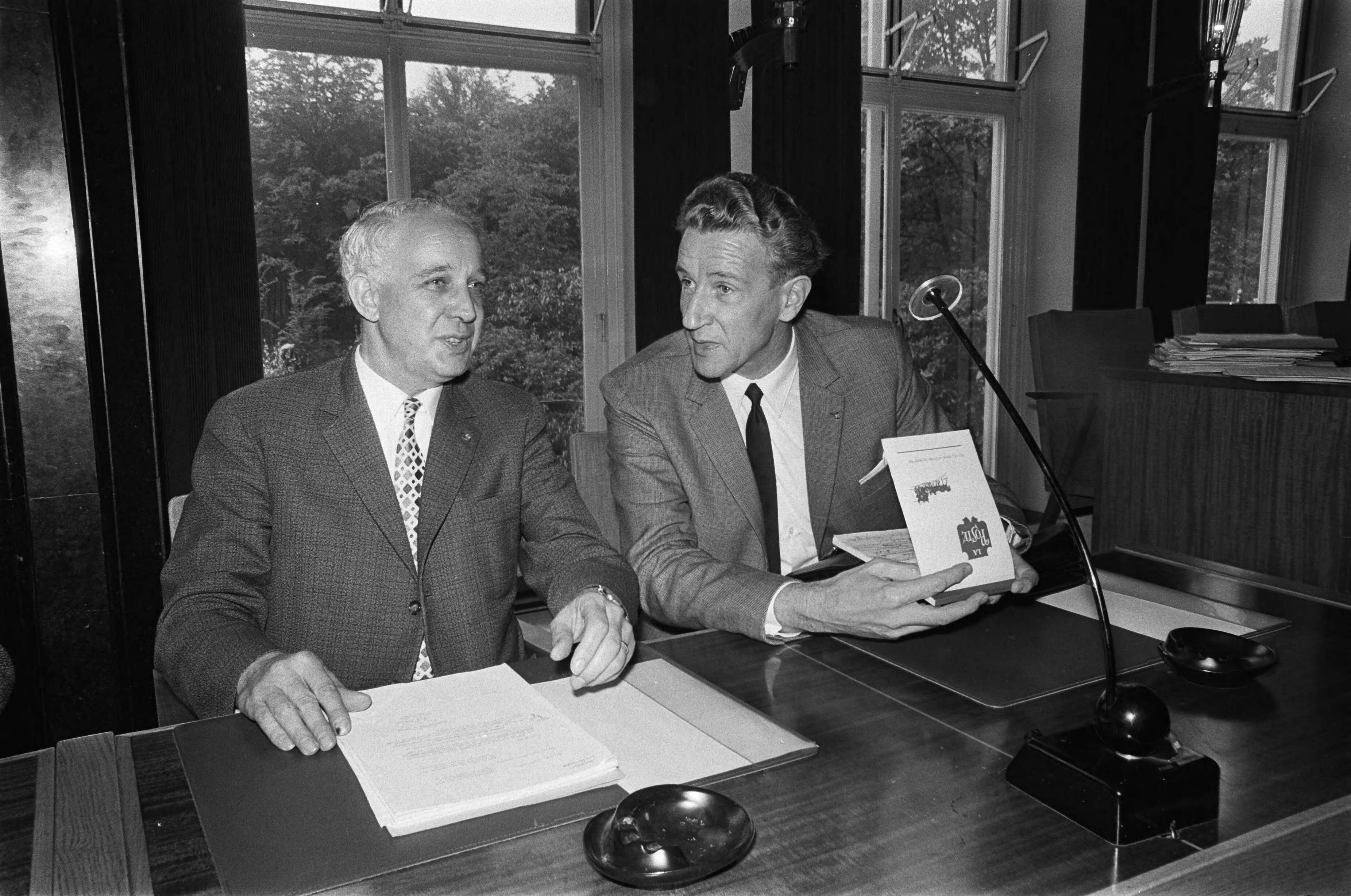 Fotocollectie Anefo — Stichting van de Arbeid bijeen te Den Haag — Foto: Kroon, Ron / Anefo. Licentie: Set B: Rechtenvrij / Publiek Domein. Bron: Nationaal Archief. http://hdl.handle.net/10648/ab4253de-d0b4-102d-bcf8-003048976d84