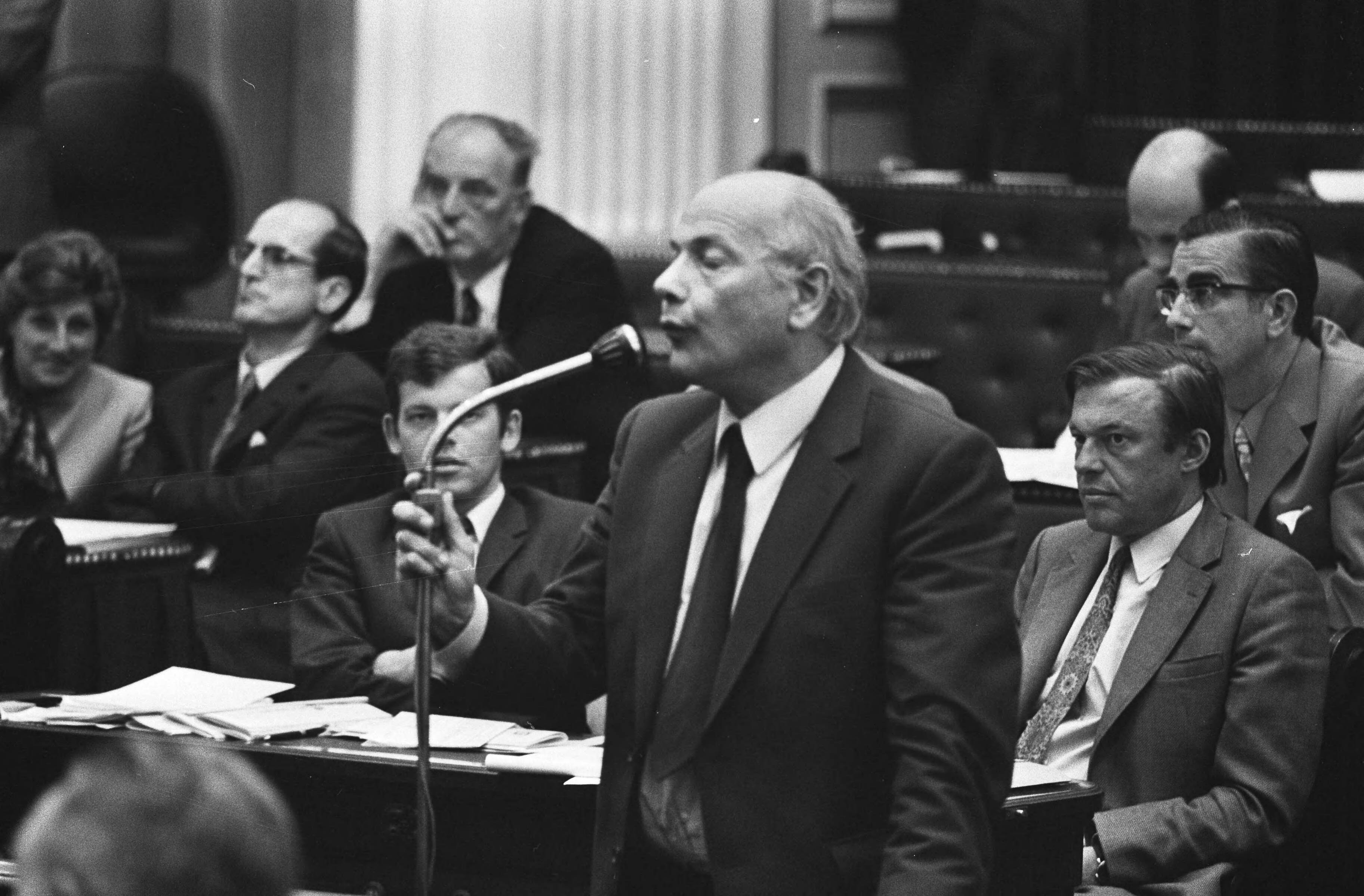 Debat in de Tweede Kamer over de formateur — Interruptie van Den Uyl van de PvdA — Foto: Fotograaf Onbekend / Anefo. Licentie: Set B: Rechtenvrij / Publiek Domein. Bron: Nationaal Archief. http://hdl.handle.net/10648/abbeea84-d0b4-102d-bcf8-003048976d84