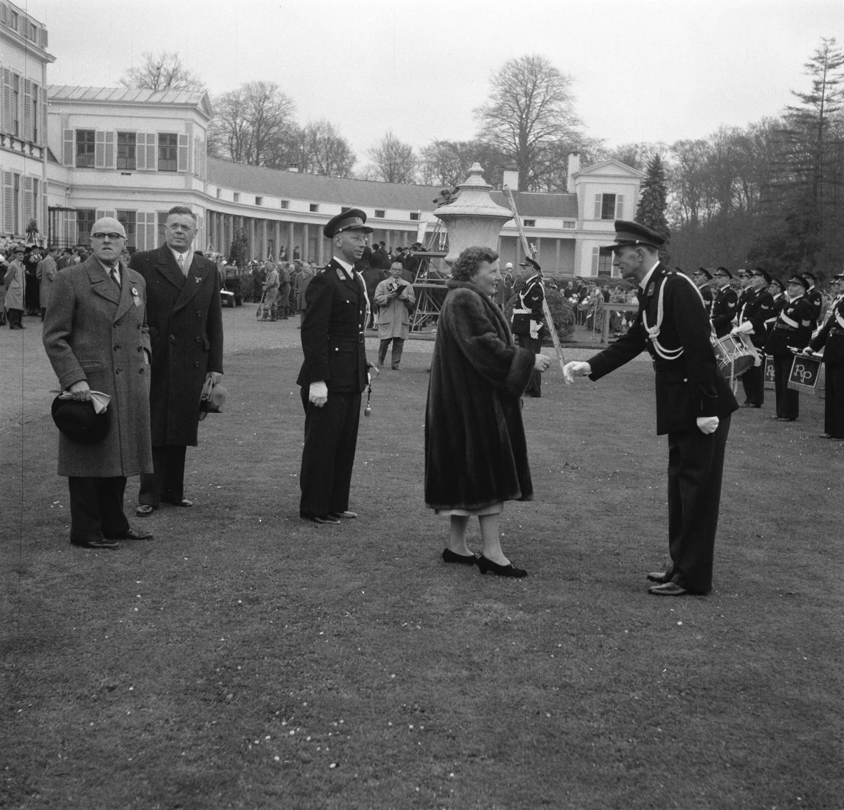 Koninginnedag 1956 — Defilé langs paleis Soestdijk ter gelegenheid van de verjaardag van koningin Juliana. Koningin Juliana begroet een officier van de Rijkspolitie — Foto: Noske, J.D. / Anefo. Licentie: Set B: Rechtenvrij / Publiek Domein. Bron: Nationaal Archief. http://hdl.handle.net/10648/a947109c-d0b4-102d-bcf8-003048976d84