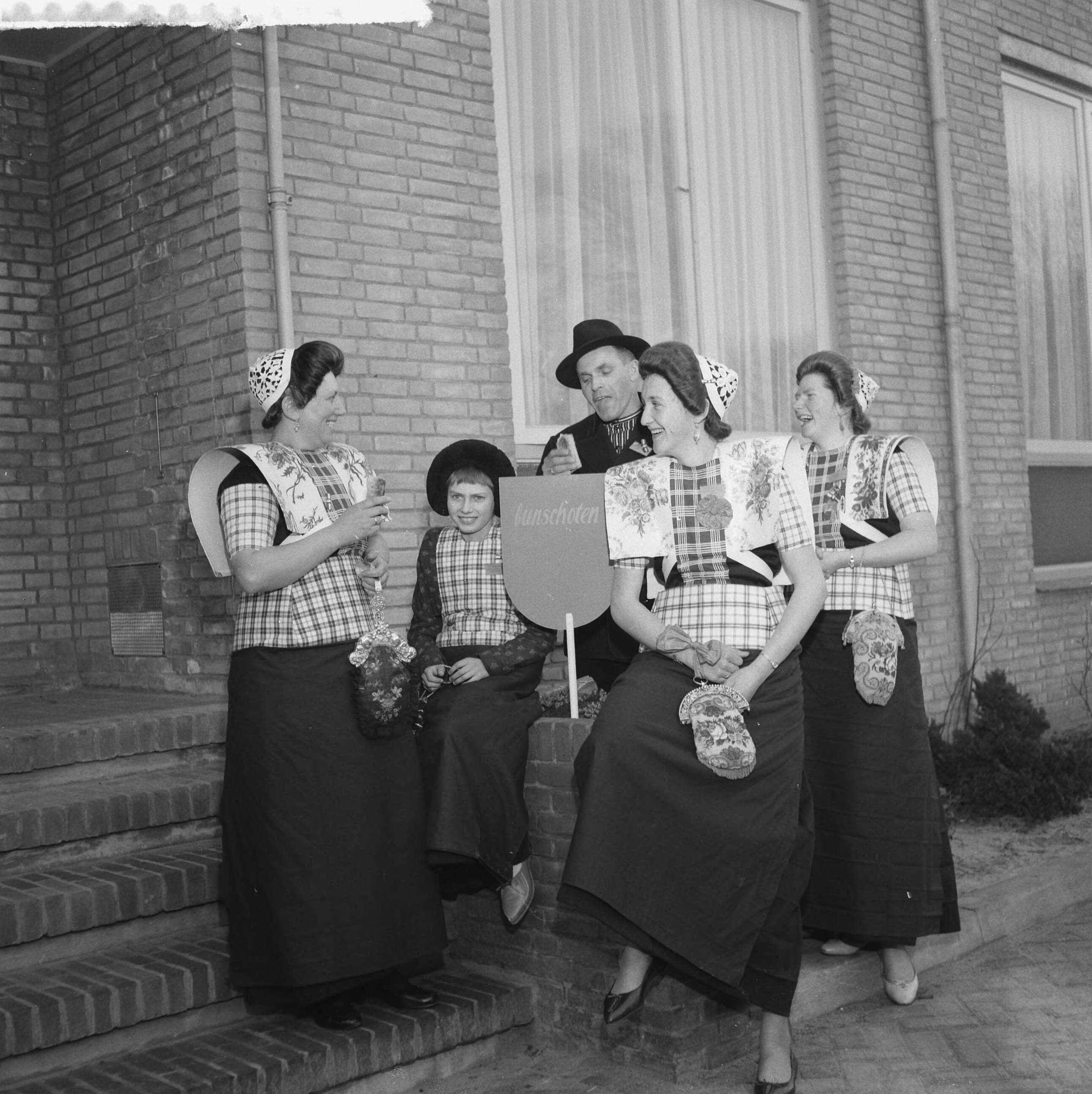 Fotocollectie Anefo — Aankomst delegaties bij Dierentuin in Den Haag voor huldeblijk voor koningin Juliana. Delegatie uit Bunschoten — Foto: Lindeboom, Henk / Anefo. Licentie: Set B: Rechtenvrij / Publiek Domein. Bron: Nationaal Archief. http://hdl.handle.net/10648/a9cbbfe0-d0b4-102d-bcf8-003048976d84