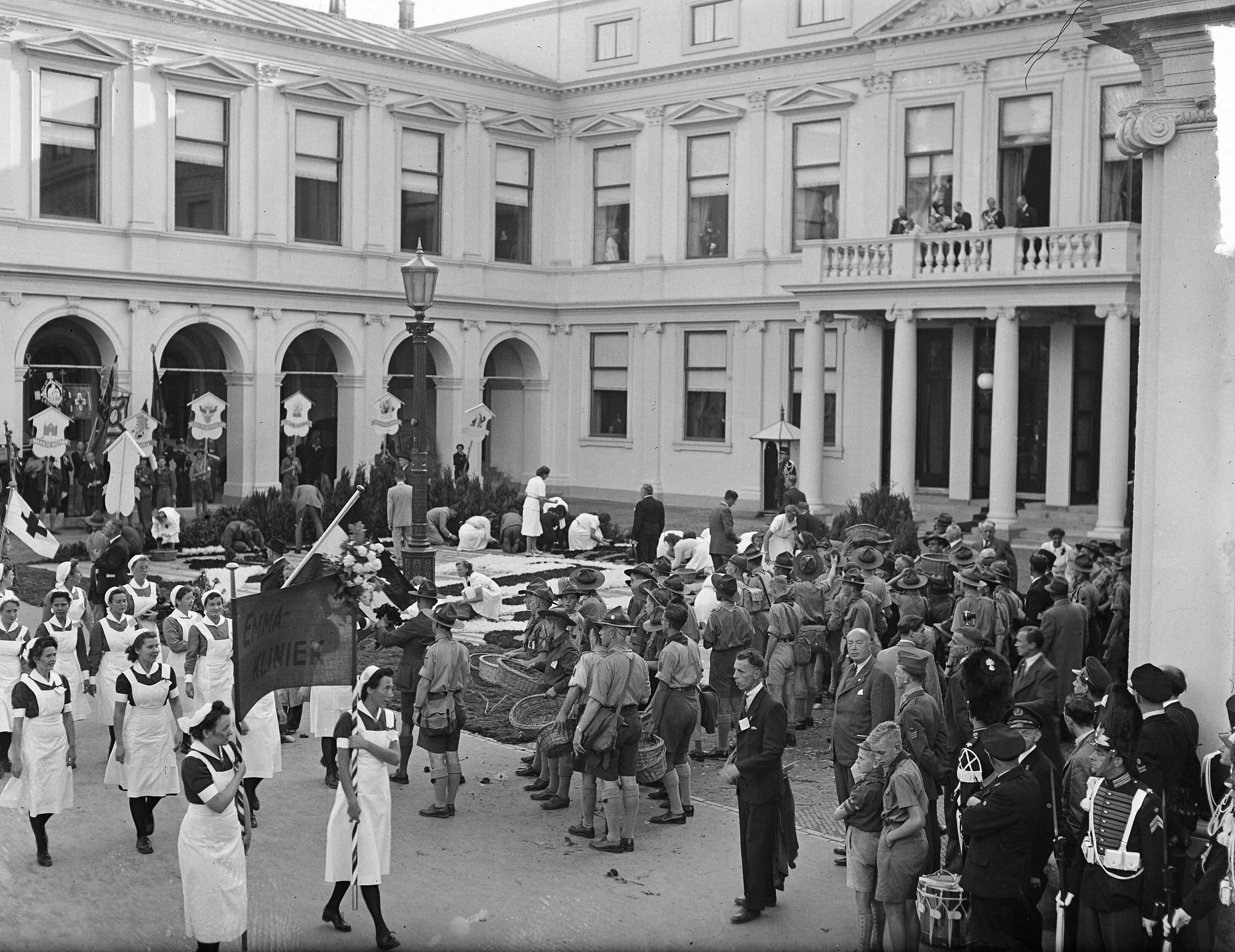 Intocht van koningin Juliana in Den Haag (1948) — Intocht Koningin Juliana in Den Haag. Koninklijke familie in caleche. Emmakliniek komt langs — Foto: Bilsen, Joop van / Anefo. Licentie: Set B: Rechtenvrij / Publiek Domein. Bron: Nationaal Archief. http://hdl.handle.net/10648/a8bd2fb2-d0b4-102d-bcf8-003048976d84