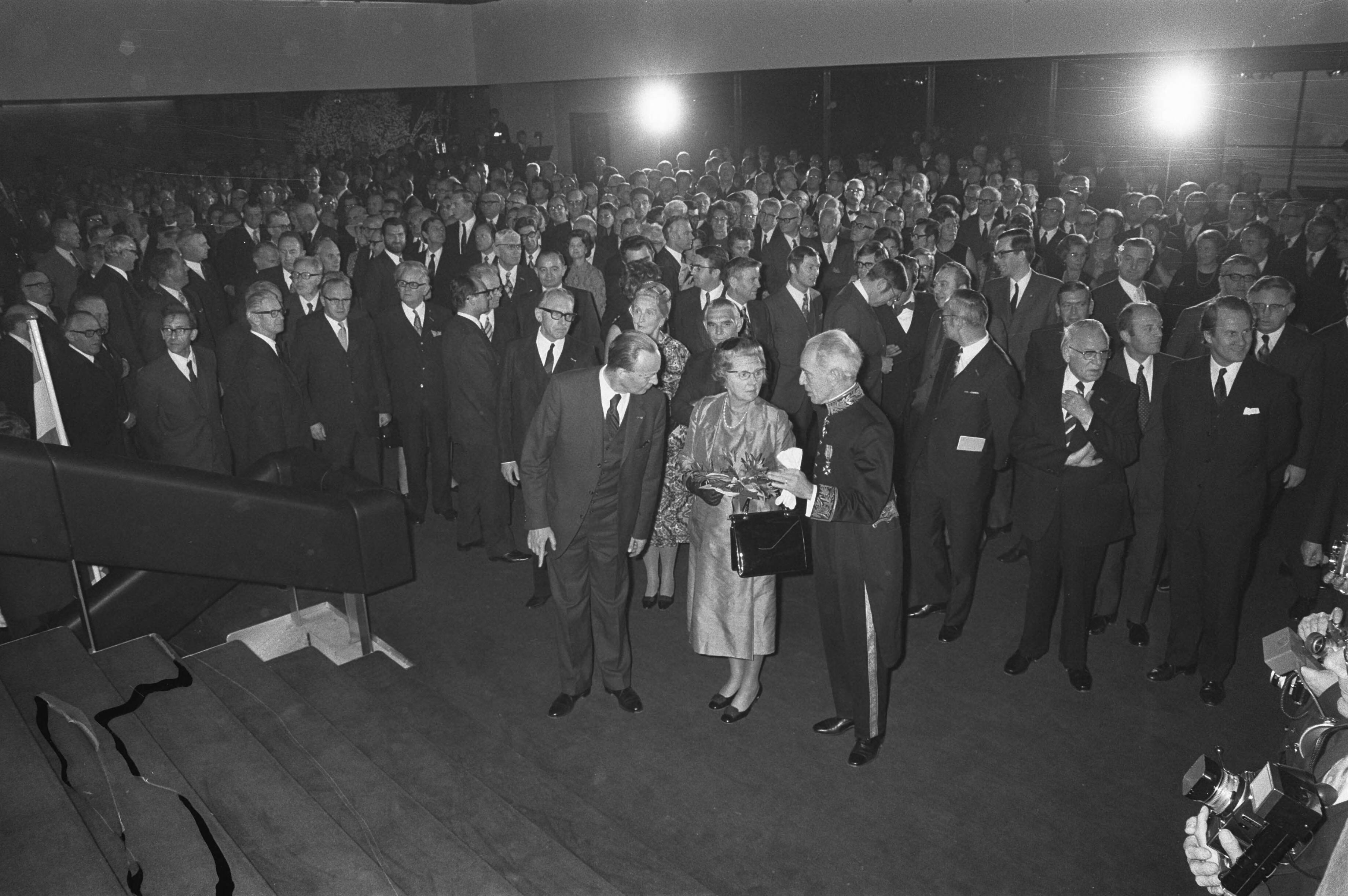 Koningin Juliana opent het nieuwe provinciehuis van Noord-Brabant in Den Bosch — Koningin Juliana in de raadzaal met rechts van haar de Commissaris van de Koningin in Noord-Brabant, C.N.M. Kortmann — Foto: Fotograaf Onbekend / Anefo. Licentie: Set B: Rechtenvrij / Publiek Domein. Bron: Nationaal Archief. http://hdl.handle.net/10648/abd6d4a0-d0b4-102d-bcf8-003048976d84