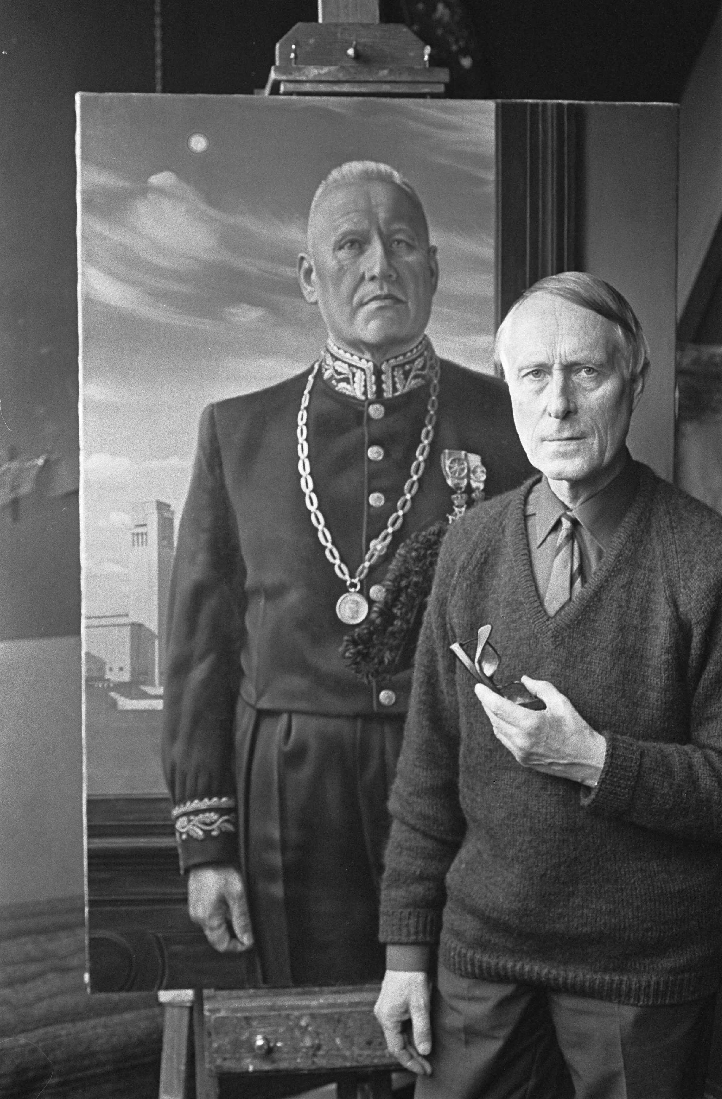 Kunstcollectie Goois Museum — Schilder Carel Willink voor het schilderij dat hij maakte van burgemeester Joost Johannes Gerardus Boot van Hilversum — Foto: Fotograaf Onbekend / Anefo. Licentie: Set B: Rechtenvrij / Publiek Domein. Bron: Nationaal Archief. http://hdl.handle.net/10648/ab04819e-d0b4-102d-bcf8-003048976d84