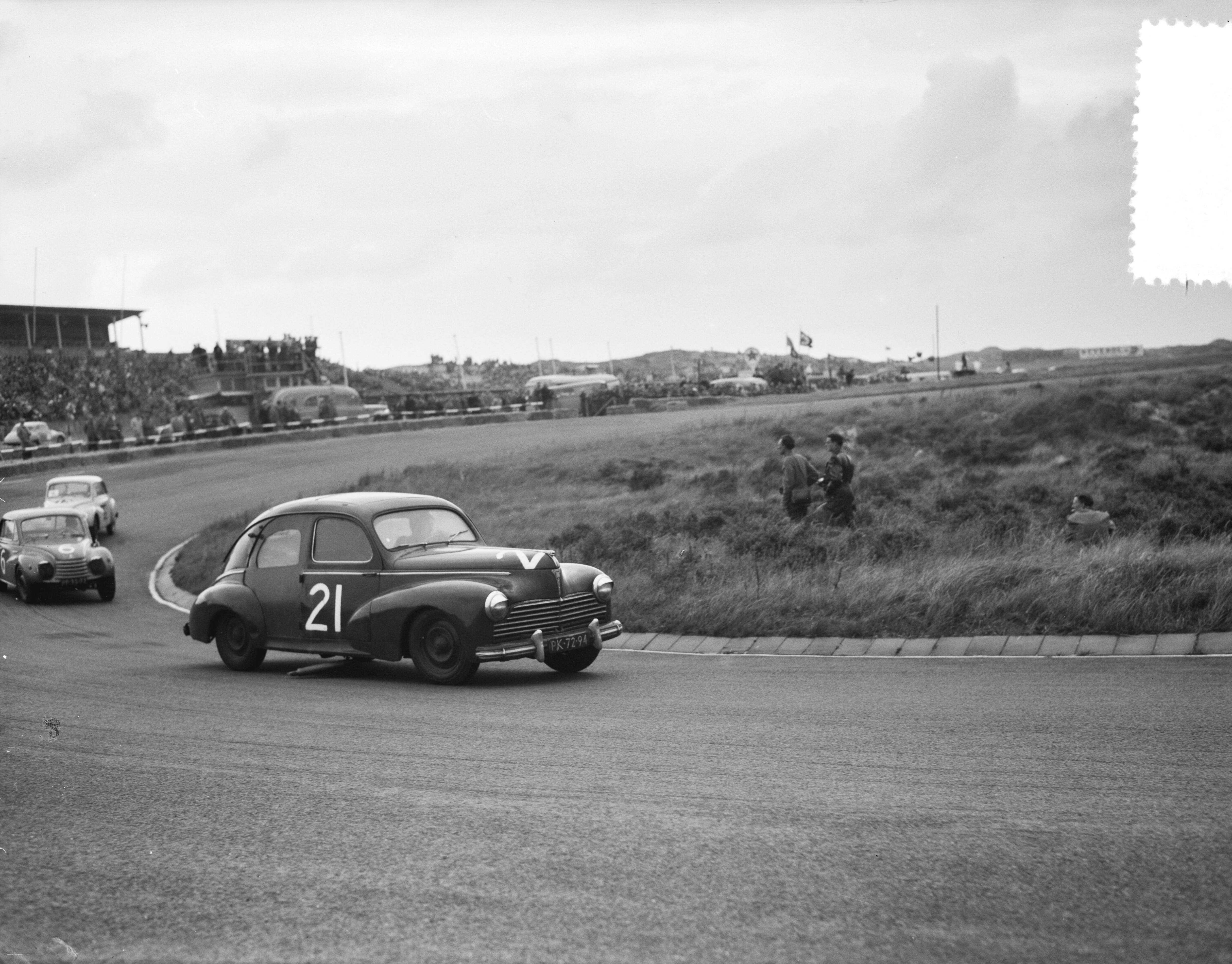 Fotocollectie Anefo — Autoraces en motorraces op het circuit van Zandvoort — Foto: Bilsen, Joop van / Anefo. Licentie: Set B: Rechtenvrij / Publiek Domein. Bron: Nationaal Archief. http://hdl.handle.net/10648/a94d82b0-d0b4-102d-bcf8-003048976d84