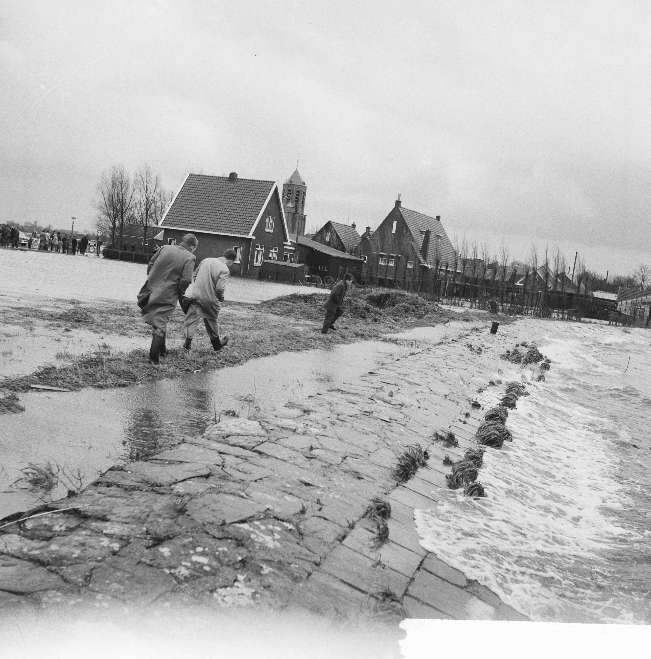 Fotocollectie Anefo — Overstroming in Rijnsaterwoude, overzicht dijkje tijdens storm — Foto: Behrens, Herbert F. / Anefo. Licentie: Set B: Rechtenvrij / Publiek Domein. Bron: Nationaal Archief. http://hdl.handle.net/10648/a9c1942a-d0b4-102d-bcf8-003048976d84