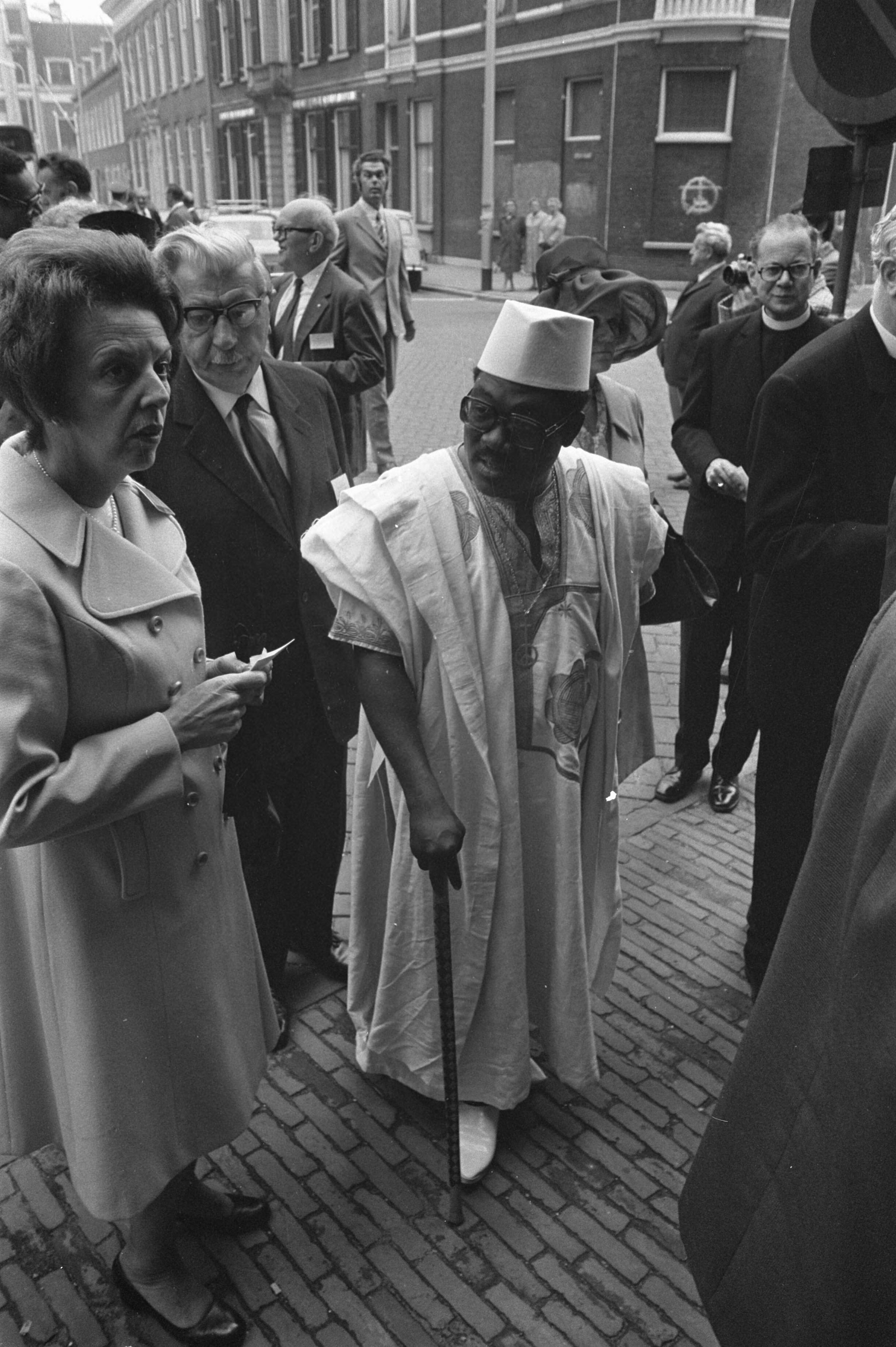 Fotocollectie Anefo — Opening Wereldraad van Kerken in Domkerk te Utrecht, geestelijke uit Afrika bij aankomst — Foto: Mieremet, Rob / Anefo. Licentie: Set B: Rechtenvrij / Publiek Domein. Bron: Nationaal Archief. http://hdl.handle.net/10648/abf22aac-d0b4-102d-bcf8-003048976d84