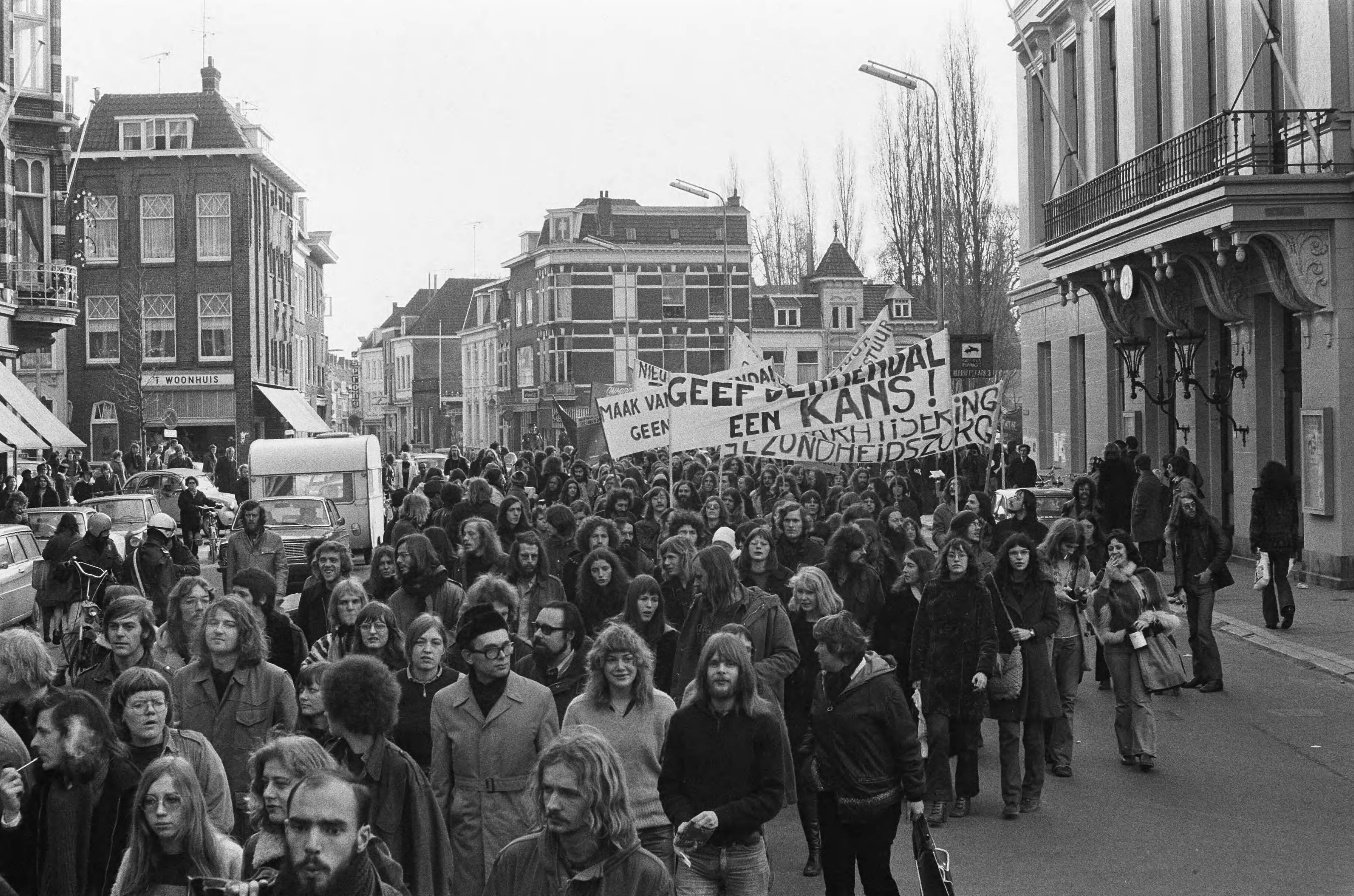 Dennendal-demonstratie in Utrecht — Demonstranten met spandoeken — Foto: Fotograaf Onbekend / Anefo. Licentie: Set B: Rechtenvrij / Publiek Domein. Bron: Nationaal Archief. http://hdl.handle.net/10648/ac439874-d0b4-102d-bcf8-003048976d84