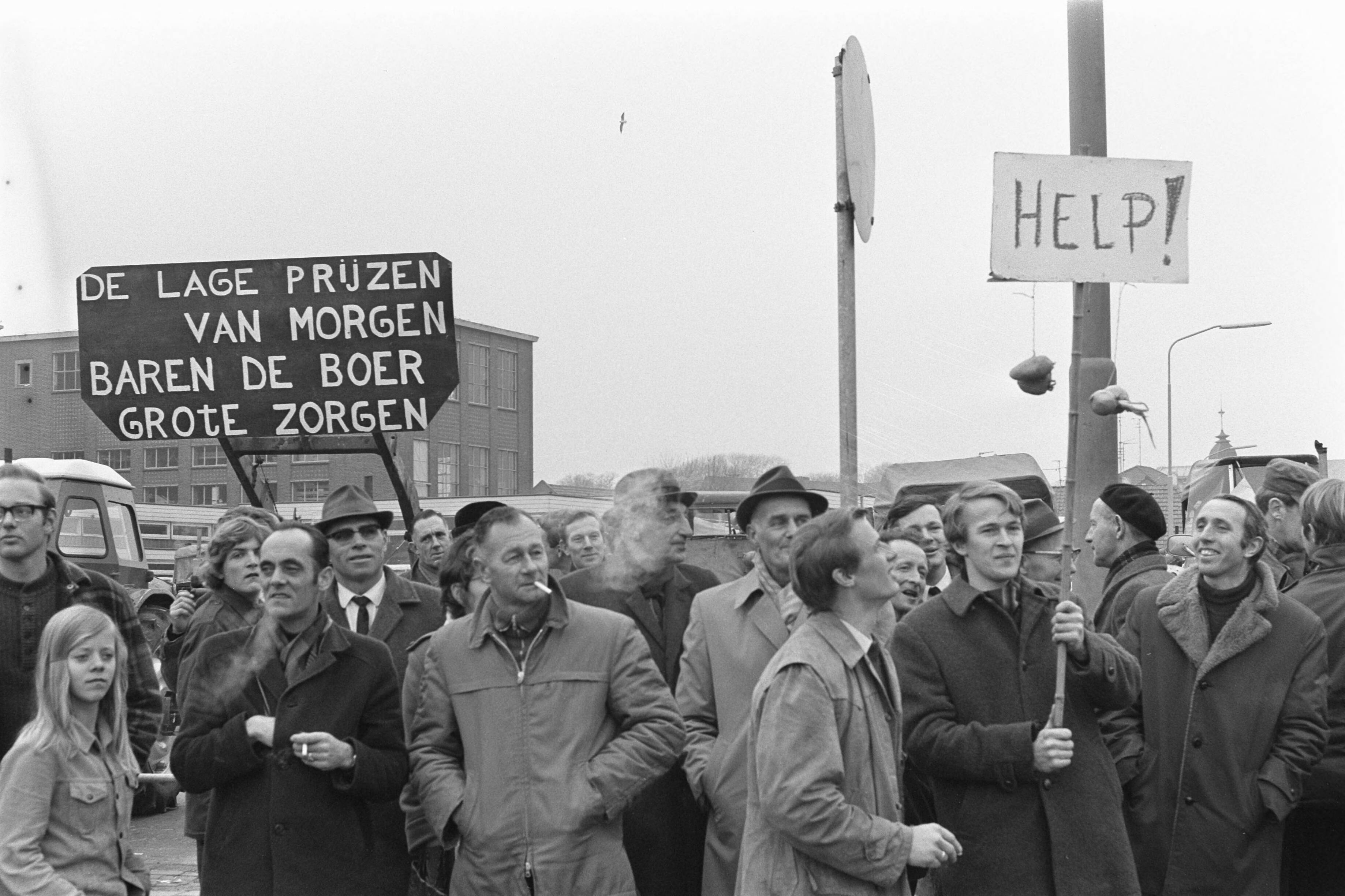 Fotocollectie Anefo — Boeren demonstreren tegen landbouwprijzen EEG in Winschoten landbouwtrekkers en boeren met borden — Foto: Croes, Rob C. / Anefo. Licentie: Set B: Rechtenvrij / Publiek Domein. Bron: Nationaal Archief. http://hdl.handle.net/10648/abe22f30-d0b4-102d-bcf8-003048976d84