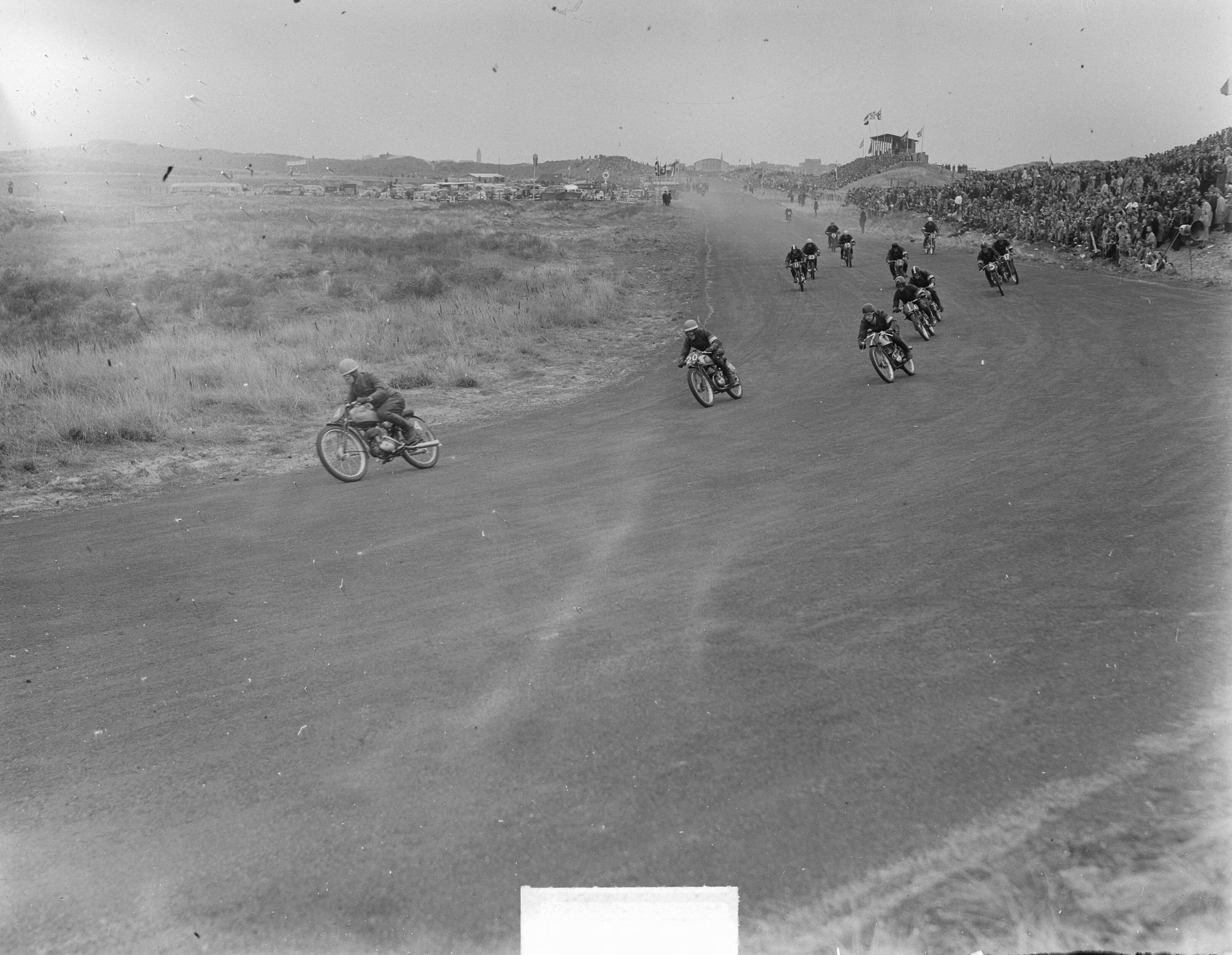 Fotocollectie Anefo — KNMV Races Zandvoort, start 125cc — Foto: Nijs, Jac. de / Anefo. Licentie: Set B: Rechtenvrij / Publiek Domein. Bron: Nationaal Archief. http://hdl.handle.net/10648/a8d812e6-d0b4-102d-bcf8-003048976d84