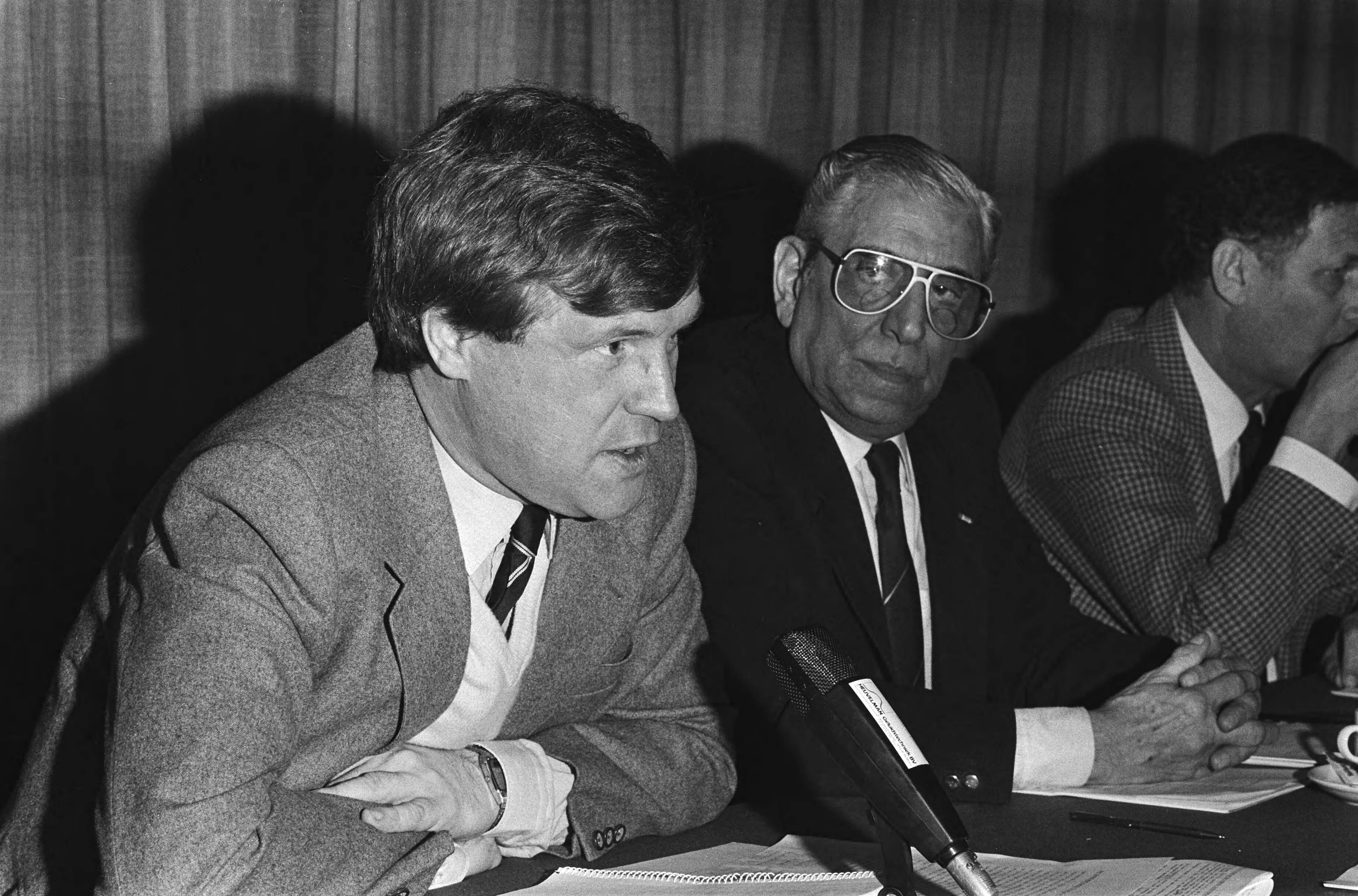 Fotocollectie Anefo — Buitengewone algemene vergadering betaald voetbal in Zeist over rapport "Schuldsanering betaald voetbal". 6.7 Cor van Rijn , 8.9 Eric Vilé en Van Praag — Foto: Antonisse, Marcel / Anefo. Licentie: Set B: Rechtenvrij / Publiek Domein. Bron: Nationaal Archief. http://hdl.handle.net/10648/ad0bf68e-d0b4-102d-bcf8-003048976d84