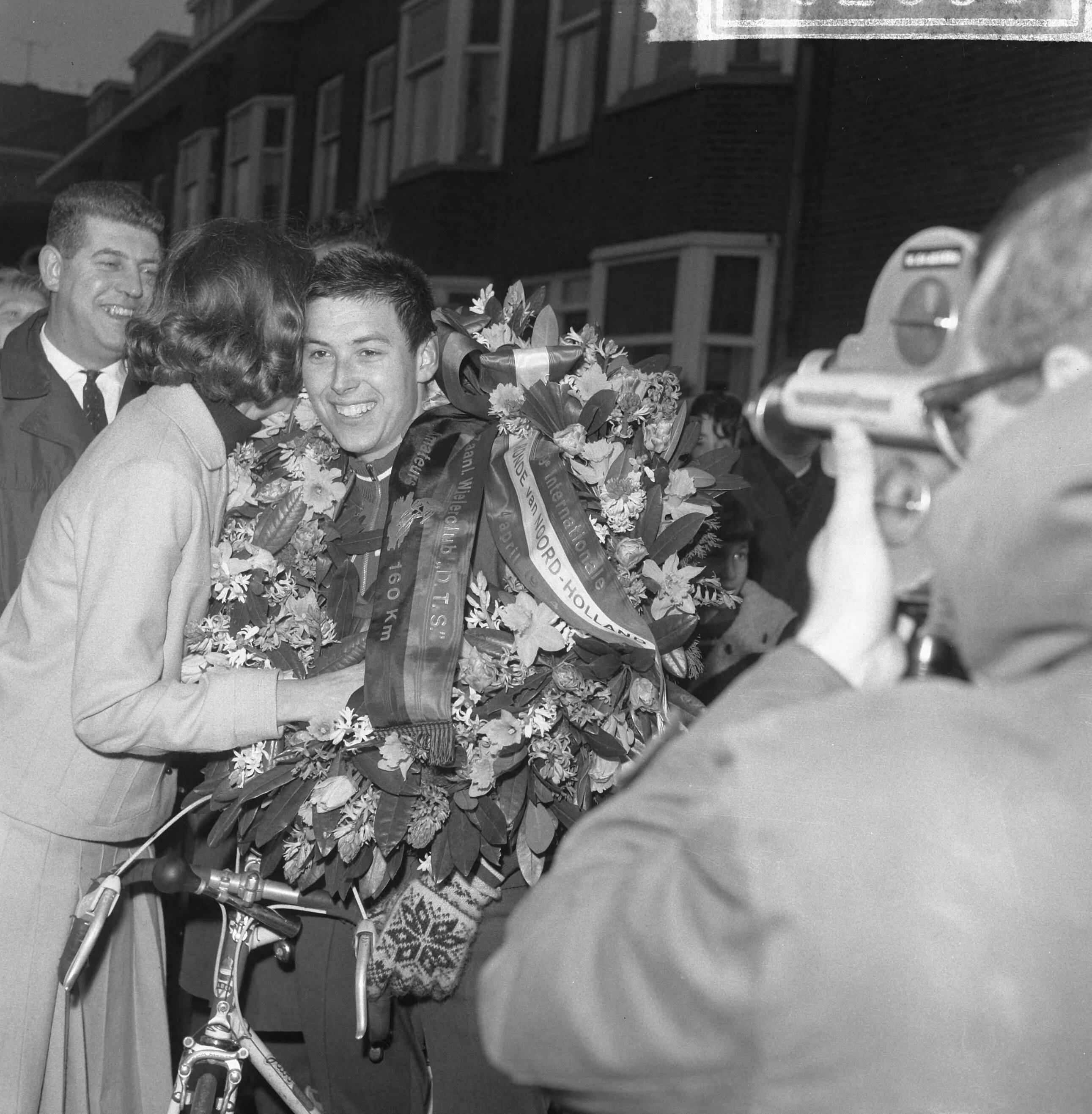 Fotocollectie Anefo — Ronde van Noord-Holland, winnaar Gerben Karstens in de bloemen — Foto: Gelderen, Hugo van / Anefo. Licentie: Set B: Rechtenvrij / Publiek Domein. Bron: Nationaal Archief. http://hdl.handle.net/10648/aa62dc18-d0b4-102d-bcf8-003048976d84